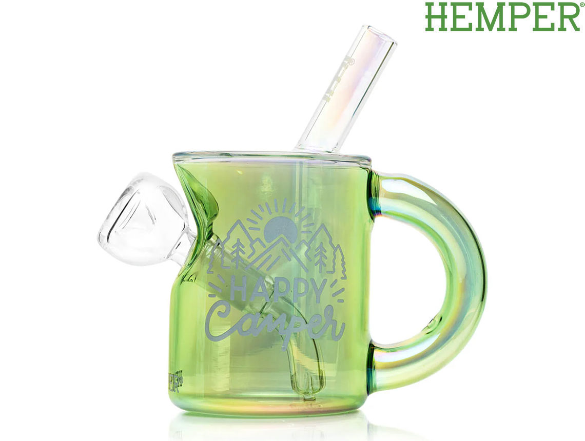 商品情報カラー（色について）モニター発色の具合により色合いが異なる場合がございますHEMPER HAPPY CAMPER CAMPFIRE MUG BONG ヘンパー ハッピー キャンパー キャンプファイアー マグ ガラスボング ボング ブランド HEMPER ヘンパー から 小型 ガラスボング HEMPER HAPPY CAMPER CAMPFIRE MUG BONGヘンパー ハッピー キャンパー キャンプファイアー マグ ガラスボングアメリカはラスベガスのブランド、HEMPER ヘンパーから小型のガラスボングです。野外での使用を想定して作られた、ストロータイプのマグカップ型水パイプボディーはメタリックグリーンに輝き、ステムチラム内蔵タイプで、水が浸かる部分には、スムーズなスモーキングを楽しめるよう、スリット（泡が細かくなる加工）が施されます。素材はボロシリケイトガラス（耐熱）を使用しています。専用ボックスに入った状態で発送いたします。[サイズ]高さ：約14cm火皿：14.5（取り外し可能）[カラー]グリーンメタリックその他のHEMPER ヘンパーアイテムはこちらをクリックこびりついたヤニ汚れをキレイにする液体クリーナーはこちらをクリック 2
