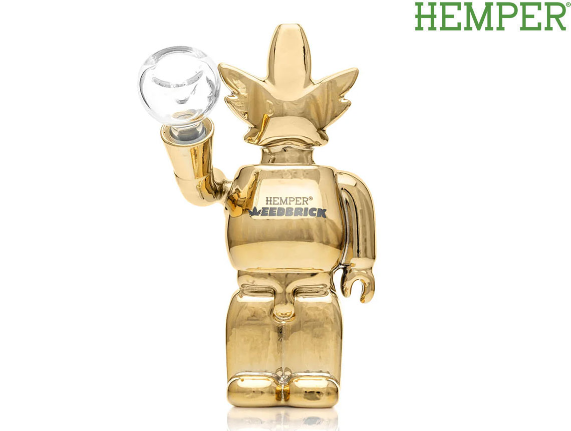 商品情報カラー（色について）モニター発色の具合により色合いが異なる場合がございますHEMPER WEEDBRICK BONG ヘンパー ウィードブリック ガラスボング ボング ブランド HEMPER ヘンパー から 小型 ガラスボング HEMPER WEEDBRICK BONGヘンパー ウィードブリック ガラスボングアメリカはラスベガスのブランド、HEMPER ヘンパーから小型のガラスボングです。キューブリック（ブロック）のような、ユニークで煌びやかな美しいデザインは、スモーカーとTOYコレクターにピッタリなアイテムステムチラム内蔵タイプで、水が浸かる部分には、スムーズなスモーキングを楽しめるよう、スリット（泡が細かくなる加工）が施されます。素材はボロシリケイトガラス（耐熱）を使用しています。専用ボックスに入った状態で発送いたします。[必ずお読みください]本製品は輸入品となり、輸送時に発生した外箱に擦れや掠れがございます。完全な外箱をご希望の方は、ご購入をお控えください。[サイズ]高さ：約17cm火皿：14.5（取り外し可能）[カラー]ゴールドその他のHEMPER ヘンパーアイテムはこちらをクリックこびりついたヤニ汚れをキレイにする液体クリーナーはこちらをクリック 2