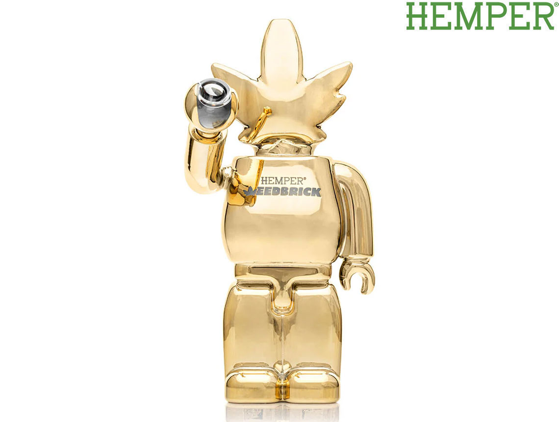 商品情報カラー（色について）モニター発色の具合により色合いが異なる場合がございますHEMPER WEEDBRICK XL BONG ヘンパー ウィードブリック ガラスボング ボング ブランド HEMPER ヘンパー から 小型 ガラスボング HEMPER WEEDBRICK XL BONGヘンパー ウィードブリック ガラスボングアメリカはラスベガスのブランド、HEMPER ヘンパーからガラスボングです。キューブリック（ブロック）のような、ユニークで煌びやかな美しいデザインは、スモーカーとTOYコレクターにピッタリなアイテムこちらはXL（特大）サイズとなり、圧倒的存在感です。ステムチラム内蔵タイプで、水が浸かる部分には、スムーズなスモーキングを楽しめるよう、スリット（泡が細かくなる加工）が施されます。素材はボロシリケイトガラス（耐熱）を使用しています。専用ボックスに入った状態で発送いたします。[必ずお読みください]本製品は輸入品となり、輸送時に発生した外箱に擦れや掠れがございます。完全な外箱をご希望の方は、ご購入をお控えください。[サイズ]高さ：約27cm火皿：14.5（取り外し可能）[カラー]ゴールドその他のHEMPER ヘンパーアイテムはこちらをクリックこびりついたヤニ汚れをキレイにする液体クリーナーはこちらをクリック 2