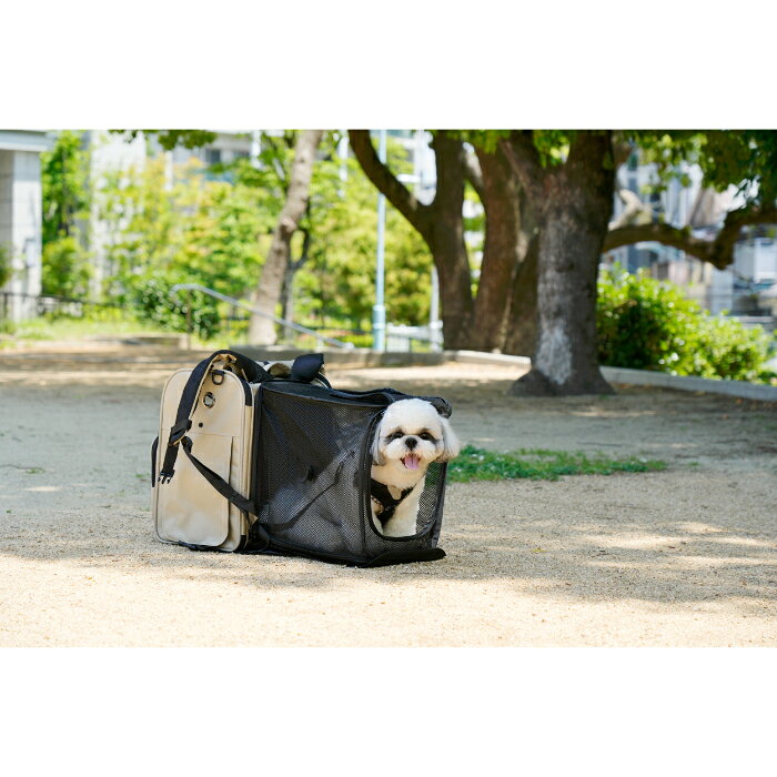 商品詳細 Type - 種類 レギュラータイプ Size - サイズ H42cm x W34cm x D27cm Material - 素材 【本体】 　表生地：ナイロン弱撥水加工 　　　　　（1680DPUコート） 　裏生地：ナイロン平織・制菌糸混織 　　　　　（210D) 　　　　　+デオドラント加工 【芯材】 　発泡ポリエチレン 【背面生地】 　ポリエステルメッシュ（立体編地） Color - 色 ベージュ/ブラック キーワードPFI Pet Frends Industry 普段から使えるペット防災グッズ 朝日加工 朝日加工株式会社 布 生地 専門 プロ仕様 高機能 高品質 防災 工場 染め 縫製 一貫生産 ペット防災 【注意事項】 ・本製品は洗濯できません。汚れた場合は、水や中性洗剤をつけた柔らかい布でふき取ってください。 ・ご使用時は、必ずリードフックにリードをつけて、目を離さないようにご注意ください。 ・ご使用される際は、周囲の方の迷惑にならないよう気を付けてください。 ・有事の際に避難所でケージとしてお使いいただけるかは、各自治体のルールによって異なります。お住まいの自治体にお問い合わせの上、ルールに従ってご使用ください。 ・万が一のケガや病気、死亡事故につながった場合でも、保証はできません。 ・本製品の上に物を置いたり、座ったりしないでください。 ・本製品の仕様、デザイン等は予告なく変更される場合が御座います。