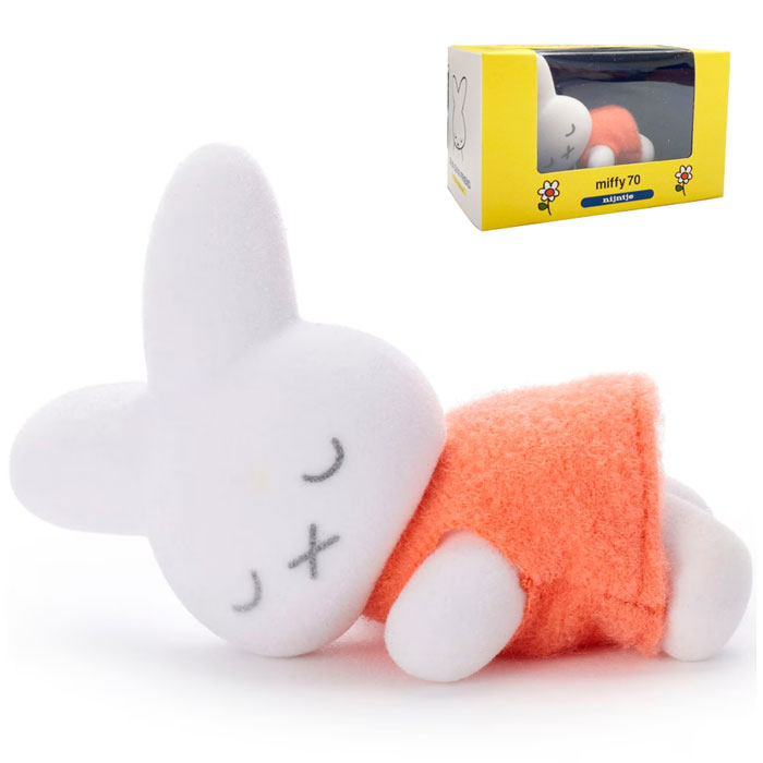 すやすやと眠る姿に癒される、人気の「すやすやフレンド」シリーズから、 「ナインチェ」がフロッキーマスコットになって限定登場！ 手のひらに収まるかわいいサイズです。 一緒にお出かけしたり、お家に飾ったりして楽しめます♪ ＜nijntje(ナインチェ)デザイン＞ ミッフィーは1955年に「nijntje」という絵本で誕生しました。 「nijntje」とは、オランダ語で「ちいさなうさこちゃん」といった意味です。 nijntje(ナインチェ)デザインは、1955年に描かれたイラストをお楽しみいただけるシリーズです。 【セット内容】 ・本体×1 ※セット内容以外は別売りです。 ◆パッケージサイズ：約 W85×H50×D50mm ◆本体サイズ：約 W60×H45×D37mm ◆対象年齢：15歳以上 ◆製品材質：PVC、ナイロン、ポリエステル ◆生産国：中国 ◆メーカー：タカラトミーアーツ ◆コピーライト：&copy;Mercis bv ※画像と実際の商品は多少異なる場合があります。 ※ご利用の画面の設定・環境により色が違うように見える場合があります。予めご了承ください。 ※ご注文の前に必ずお読み下さい※ こちらの商品は、初期不良を含むすべてのサポートがメーカーサポートとなります。予めご承知の上、ご購入ください。 不具合等ございましたら、直接メーカーへお問い合わせください。