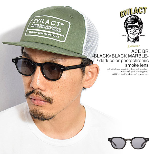 　商品説明 EVILACT EYEWEAR イーブルアクト アイウェア ビンテージメガネブームの火付け役ともなった、 50年代タートオプティカル社のアーネル。 あらゆるメガネメーカーがリプロダクトし、 まさにキングオブメガネの一つと言えます。 EVILACT eyewearではパッドの外盛で幅を調整し、 フロント傾斜の調整によりアクティブに使用できる サングラスとして装着感を高めました。 また、ACE BRは通常のACEよりレンズ幅、フロント幅を増し、 各部のディティールを見直して、よりシャープな印象となり、 ブローの部の厚みや配色使いが、よりビンテージ然とした 佇まいを強調したモデルです。 ・レンズ カラー調光レンズです。 室内や夜間など、紫外線が当たらない状態も、 元々薄くカラーがついています。 日中、屋外の紫外線量によって、レンズカラーがより濃く変化します。 夜や室内でも完全なクリアレンズが苦手という方に、 最適なレンズとなります。 サイズ : FREE(画像参照) メーカー希望小売価格はメーカーカタログに基づいて掲載しています ■注意点:フラッシュ撮影と屋外画像ではカラーの見え方に誤差がございます。 パソコンのモニターにより、カラーの見え方に誤差がございます。 ■サイズ表記につきましてはブランド企画サイズとなっております。EVILACT EYEWEAR イーブルアクト アイウェア