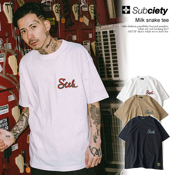 　商品説明 SUBCIETY サブサエティ ●商品説明 ボックスシルエットのプリントTee。 コーマ糸を採用した6.2オンスの天竺生地を採用。 左胸には今年の干支である蛇をモチーフにした 『Sub』のグラフィックをプリント。 ポップな配色が魅力的な一着。 左裾にはシグネイチャーカラーのスクエアタグ絵を配備。 ●素材 綿100％ ●モデル 175cm BLACK , WHITE XLサイズ着用 SAND Lサイズ着用 メーカー希望小売価格はメーカーカタログに基づいて掲載しています ■注意点:フラッシュ撮影と屋外画像ではカラーの見え方に誤差がございます。 パソコンのモニターにより、カラーの見え方に誤差がございます。 ■サイズ表記につきましてはブランド企画サイズとなっております。 サイズ 着丈 肩幅 身幅 袖丈 　　 M 65cm 52cm 46cm 22cm 　　 L 69cm 55cm 50cm 22cm 　　 XL 72cm 60cm 55cm 23cm サイズ表記SUBCIETY サブサエティ
