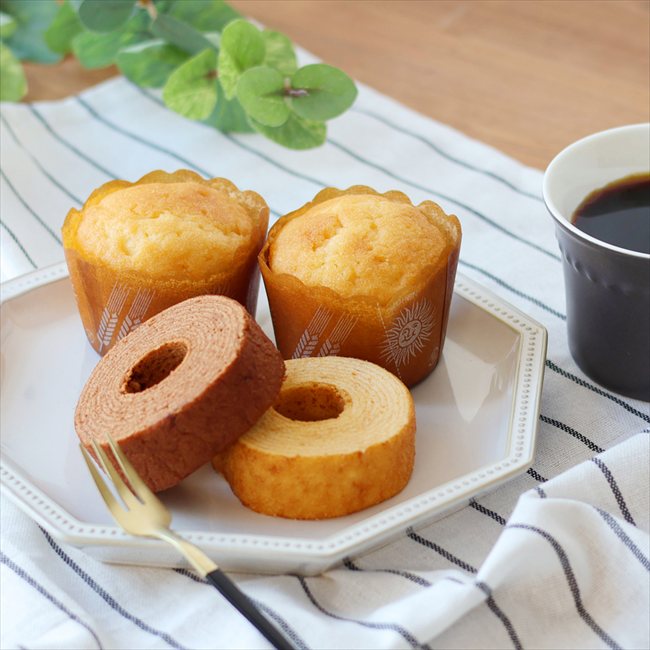 新郎新婦のように仲良く寄り添う2つのマフィンマフィン＆カフェスイーツ02（ブラウン） 焼菓子（詰合せ） DSM-2 記念品 引出物 粗品 ブライダル 結婚式 プレゼント 母の日 父の日 クリスマス バレンタインデー c-mania-10200402 キッチンの殿堂!チューボーマニア サンプル画像2