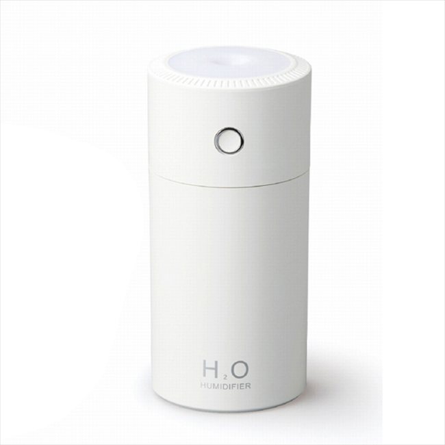 ■商品紹介：インテリアに溶け込むシンプルなデザイン ■内容卓上加湿器(φ7×h15.3cm・容量310ml)×1 中国製 箱サイズ/7.5×7.5×h15.8cm・化粧箱入り ※連続加湿約6時間・間隔加湿約10時間・LEDライト・USBコード付（シガーソケット用USB・ACアダプターは別売りです） メーカー希望小売価格はメーカーカタログに基づいて掲載しています ■さまざまなギフトアイテムをご用意しております。 内祝　内祝い　お祝い返し　ウェディングギフト　ブライダルギフト　引き出物　引出物　結婚引き出物　結婚引出物　結婚内祝い　出産内祝い 命名内祝い　入園内祝い　入学内祝い　卒園内祝い　卒業内祝い　就職内祝い　新築内祝い　引越し内祝い　快気内祝い　開店内祝い　二次会 披露宴　お祝い　御祝　結婚式　結婚祝い　出産祝い　初節句　七五三　入園祝い　入学祝い　卒園祝い　卒業祝い　成人式　就職祝い　昇進祝い 新築祝い　上棟祝い　引っ越し祝い　引越し祝い　開店祝い　退職祝い　快気祝い　全快祝い　初老祝い　還暦祝い　古稀祝い　喜寿祝い　傘寿祝い 米寿祝い　卒寿祝い　白寿祝い　長寿祝い　金婚式　銀婚式　ダイヤモンド婚式　結婚記念日　ギフト　ギフトセット　セット　詰め合わせ　贈答品　お返し お礼　御礼　ごあいさつ　ご挨拶　御挨拶　プレゼント　お見舞い　お見舞御礼　お餞別　引越し　引越しご挨拶　記念日　誕生日　父の日　母の日　敬老の日 記念品　卒業記念品　定年退職記念品　ゴルフコンペ　コンペ景品　景品　賞品　粗品　お香典返し　香典返し　志　満中陰志　弔事　会葬御礼　法要 法要引き出物　法要引出物　法事　法事引き出物　法事引出物　忌明け　四十九日　七七日忌明け志　一周忌　三回忌　回忌法要　偲び草　粗供養　初盆 供物　お供え　お中元　御中元　お歳暮　御歳暮　お年賀　御年賀　残暑見舞い　年始挨拶　ボーリング大会　景品　レミパン　ゼリー　スターバックス 千疋屋　結婚式　そうめん　ローラアシュレイ　プリン　話題　ディズニー　カタログギフト　ティファール　ビタクラフト　ステンレスタンブラー　リラックマ のし無料　メッセージカード無料　ラッピング無料 ギフトにぴったりのアイテムをご紹介！ 贈り物に悩んでいる方へ、心温まるギフトアイテムを取り揃えました。高品質な食品、ふわふわのタオル、美しい食器、そしてセンスあふれる雑貨まで、幅広いラインナップであなたの大切な人への思いを伝えます。 特徴 高品質：厳選された素材と丁寧な製造工程で作られた商品ばかり。どれも長く愛用いただけます。 多用途：どんなシーンでも使える万能アイテムが揃っています。誕生日、結婚祝い、新築祝いなど、さまざまな場面に最適です。 デザイン：シンプルで洗練されたデザインから、カラフルで個性的なものまで、多彩なバリエーションをご用意。 お手頃価格：高品質ながら手ごろな価格で、コストパフォーマンスも抜群。 おすすめの用途とシーン 誕生日プレゼント：大切な人の特別な日を祝うために、実用的かつ心温まるギフトを。食品やタオルは、日常で役立つアイテムとして喜ばれます。 結婚祝い：新しい生活を始めるカップルに、美しい食器やおしゃれな雑貨を。幸せな家庭を築くお手伝いができます。 新築祝い：新しい家に引っ越した友人や家族へ、インテリアにぴったりの雑貨や実用的なタオルを。快適な生活をサポートします。 お返しギフト：感謝の気持ちを込めて、おしゃれで実用的なアイテムを。食品はもちろん、使い心地の良いタオルや美しい食器も喜ばれます。 季節の贈り物：お中元やお歳暮、季節の挨拶として、季節に合ったギフトを。夏には涼しげな雑貨、冬には温かみのあるタオルや食品が最適です。 贈る相手に合わせたおすすめ グルメな方へ：美味しい食品を贈れば、食卓が一層華やかに。特別な時間を演出します。 家庭的な方へ：ふわふわのタオルや使いやすい食器で、日常生活に彩りを。 オシャレな方へ：センスあふれる雑貨で、インテリアを一層魅力的に。 まとめ あなたの気持ちを込めたギフト選びをお手伝いします。どれも心を込めて選んだアイテムばかりです。大切な人への贈り物として、自信を持っておすすめします。 商品概要 [分類] 以下のような商品をお探しの方にオススメです。スイーツ スィーツ スウィーツ Sweets ケーキ お菓子 洋菓子 デザート おやつ 小腹対策 食品 食べ物 / チョコレートケーキ チョコレート ガトーショコラ チーズケーキ 生菓子 生ケーキ ベイクドチーズケーキ [評価・マスコミ] ランキング1位のおすすめ(お勧め オススメ) インスタ映え SNS 評判 今話題の人気商品 [サービス] 以下のサービスをご利用いだだけます。不可の場合あり。お取り寄せ 全国配送 全国発送 オーダー 注文 デリバリー 取寄せ 宅配 ネット通販 持ち運び可 / 送料無料 送料込み 無料ギフト対応 日持ち長い 長期保存 賞味期限が長い 名入れ 当日発送 お急ぎ便 即日配送 即日発送 翌日配送 翌日発送 前日に買う あす楽 明日楽 即納 翌日 あす着 明日届く 配送日指定可 冷凍保存可 冷凍保管 冷凍便 ギフトラッピング ギフト対応 予約 メッセージ付き 有料メッセージカード 有料お誕生日カード ホワイトデー当日お届け可能 [パッケージ] 　 以下のような包装でお届けします。詰め合わせ セット アソート 化粧箱入り ラッピング不要 個包装 小分け 手提げ袋（有償） 2重梱包 [デザイン] 以下のようなイメージをお求めの方におすすめです。お洒落 可愛い ゴージャス 高級感 プレミアム サプライズ感 美しい インパクト 面白い 珍しい 希少 驚き シンプル 上品 スタイリッシュ エレガント モダン [ご用途] 工夫次第で様々な用途でご利用いただけます。贈り物 プレゼント ギフト プチギフト 贈答品 お祝い 御祝い 退職祝い 内祝い 出産祝い 出産内祝い 入学祝い 卒業祝い ご褒美 手土産 お土産 お使い物 お返し お礼 ご挨拶 ご進物 お配り 配る ばらまき バレンタインデー バレンタインデイ ヴァレンタイン 友チョコ 義理チョコ 本命チョコ 逆チョコ バレンタインチョコ ホワイトデー ホワイトデイ ホワイトデーのお返し 七五三 ひな祭り こどもの日 ハロウィン クリスマス お中元 お年賀 ウインターギフト 御中元 御歳暮 サマーギフト 残暑見舞い お歳暮 母の日 父の日 敬老の日 敬老会記念品 敬老会 結婚祝い 結婚内祝い 結婚記念日 結婚式二次会 二次会のプチギフト 結婚披露宴の引き出物 引き菓子 ウエディングパーティー 成人祝い 長寿祝い 還暦祝い 古希祝い 古稀祝い 喜寿祝い 傘寿祝い 米寿祝い 卒寿祝い 白寿祝い 紀寿祝い 百寿祝い 成人式 セレモニー イベント 内祝い 快気祝い 快気内祝い 出産内祝い 出産祝い 記念日 お返し ご進物 御使い物 お礼 ご挨拶 御礼 ご祝儀 祝儀の品 お使い物 ノベルティー 粗品 景品 長寿 法事 法要 仏事 年忌法事 志 粗供養 供養返し 香典返し 満中陰志 御供え お供え 御供物 弔事 七五三 ひな祭り 入学祝い 卒業祝い 卒園祝い 退職祝い 入社祝い 成人式 成人式のお祝い 朝食 食事代わり ティータイム ブレイクタイム ホームパーティー クリスマスケーキ 誕生日プレゼント 誕生祝い バースデーケーキ 学校 会社 職場 法人 取引先 部活 イベント サークル 介護施設 [おすすめの方] 以下のような様々なお客様にお喜びいただいております。10代 20代 30代 40代 50代 60代 70代 80代 90代 100歳以上 お母さん お父さん ママ パパ 兄弟姉妹 彼氏 彼女 恋人 義理の母 叔父さん 親戚の お嬢さん 大家族 家族 赤ちゃん 祖父 祖母 叔父 叔母 孫 おじいちゃん おばあちゃん じいじ ばあば 夫 旦那 妻 奥様 お嫁さん 奥さん 親 両親 娘 同僚 友達 仲間 友人 親友 上司 部下 先輩 後輩 お世話になった方 恩師 先生 大人数 女友達 法人 女性 男性 大人 子ども 子供用 小学生 中学生 高校生 男の子 女の子 辛党 甘党 甘いものが苦手 高齢者 お年寄り [その他おすすめ] 以下のような商品に興味のある方にもオススメです。大量 大量購入 財布に優しい 大人数 業務用 大量スイーツ お試し コスパ良い /ギフト専門店がおススメするとっておきのおすすめギフト