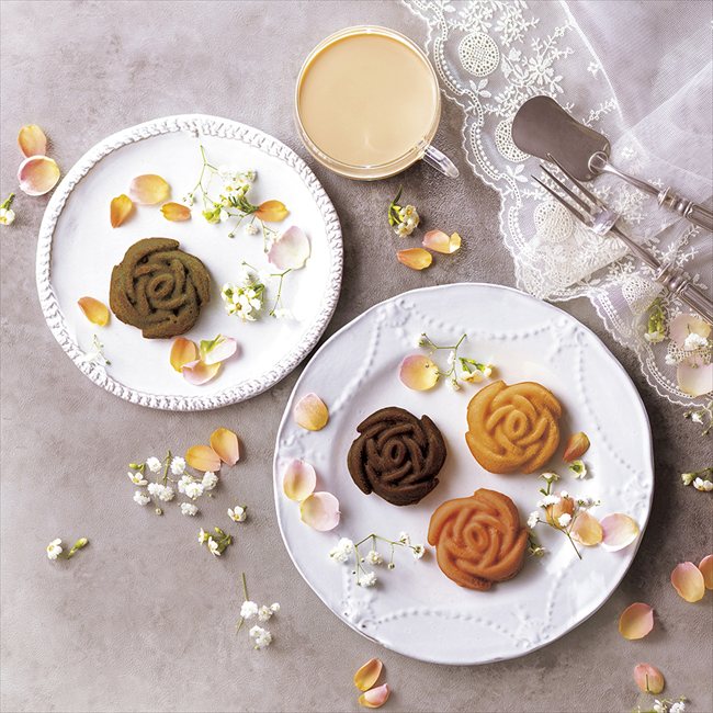 ■商品紹介：特別な日を彩る、優雅で美しい薔薇のお菓子 ■内容セット内容：ばらフィナンシェ／4個（ストロベリー・チョコ・抹茶・マンゴー各1個） 箱サイズ：約24×11.5×h4cm 賞味期限：20日 9大アレルゲン：小麦・卵・乳 メーカー希望小売価格はメーカーカタログに基づいて掲載しています ■さまざまなギフトアイテムをご用意しております。 内祝　内祝い　お祝い返し　ウェディングギフト　ブライダルギフト　引き出物　引出物　結婚引き出物　結婚引出物　結婚内祝い　出産内祝い 命名内祝い　入園内祝い　入学内祝い　卒園内祝い　卒業内祝い　就職内祝い　新築内祝い　引越し内祝い　快気内祝い　開店内祝い　二次会 披露宴　お祝い　御祝　結婚式　結婚祝い　出産祝い　初節句　七五三　入園祝い　入学祝い　卒園祝い　卒業祝い　成人式　就職祝い　昇進祝い 新築祝い　上棟祝い　引っ越し祝い　引越し祝い　開店祝い　退職祝い　快気祝い　全快祝い　初老祝い　還暦祝い　古稀祝い　喜寿祝い　傘寿祝い 米寿祝い　卒寿祝い　白寿祝い　長寿祝い　金婚式　銀婚式　ダイヤモンド婚式　結婚記念日　ギフト　ギフトセット　セット　詰め合わせ　贈答品　お返し お礼　御礼　ごあいさつ　ご挨拶　御挨拶　プレゼント　お見舞い　お見舞御礼　お餞別　引越し　引越しご挨拶　記念日　誕生日　父の日　母の日　敬老の日 記念品　卒業記念品　定年退職記念品　ゴルフコンペ　コンペ景品　景品　賞品　粗品　お香典返し　香典返し　志　満中陰志　弔事　会葬御礼　法要 法要引き出物　法要引出物　法事　法事引き出物　法事引出物　忌明け　四十九日　七七日忌明け志　一周忌　三回忌　回忌法要　偲び草　粗供養　初盆 供物　お供え　お中元　御中元　お歳暮　御歳暮　お年賀　御年賀　残暑見舞い　年始挨拶　ボーリング大会　景品　レミパン　ゼリー　スターバックス 千疋屋　結婚式　そうめん　ローラアシュレイ　プリン　話題　ディズニー　カタログギフト　ティファール　ビタクラフト　ステンレスタンブラー　リラックマ のし無料　メッセージカード無料　ラッピング無料 ギフトにぴったりのアイテムをご紹介！ 贈り物に悩んでいる方へ、心温まるギフトアイテムを取り揃えました。高品質な食品、ふわふわのタオル、美しい食器、そしてセンスあふれる雑貨まで、幅広いラインナップであなたの大切な人への思いを伝えます。 特徴 高品質：厳選された素材と丁寧な製造工程で作られた商品ばかり。どれも長く愛用いただけます。 多用途：どんなシーンでも使える万能アイテムが揃っています。誕生日、結婚祝い、新築祝いなど、さまざまな場面に最適です。 デザイン：シンプルで洗練されたデザインから、カラフルで個性的なものまで、多彩なバリエーションをご用意。 お手頃価格：高品質ながら手ごろな価格で、コストパフォーマンスも抜群。 おすすめの用途とシーン 誕生日プレゼント：大切な人の特別な日を祝うために、実用的かつ心温まるギフトを。食品やタオルは、日常で役立つアイテムとして喜ばれます。 結婚祝い：新しい生活を始めるカップルに、美しい食器やおしゃれな雑貨を。幸せな家庭を築くお手伝いができます。 新築祝い：新しい家に引っ越した友人や家族へ、インテリアにぴったりの雑貨や実用的なタオルを。快適な生活をサポートします。 お返しギフト：感謝の気持ちを込めて、おしゃれで実用的なアイテムを。食品はもちろん、使い心地の良いタオルや美しい食器も喜ばれます。 季節の贈り物：お中元やお歳暮、季節の挨拶として、季節に合ったギフトを。夏には涼しげな雑貨、冬には温かみのあるタオルや食品が最適です。 贈る相手に合わせたおすすめ グルメな方へ：美味しい食品を贈れば、食卓が一層華やかに。特別な時間を演出します。 家庭的な方へ：ふわふわのタオルや使いやすい食器で、日常生活に彩りを。 オシャレな方へ：センスあふれる雑貨で、インテリアを一層魅力的に。 まとめ あなたの気持ちを込めたギフト選びをお手伝いします。どれも心を込めて選んだアイテムばかりです。大切な人への贈り物として、自信を持っておすすめします。 商品概要 [分類] 以下のような商品をお探しの方にオススメです。スイーツ スィーツ スウィーツ Sweets ケーキ お菓子 洋菓子 デザート おやつ 小腹対策 食品 食べ物 / チョコレートケーキ チョコレート ガトーショコラ チーズケーキ 生菓子 生ケーキ ベイクドチーズケーキ [評価・マスコミ] ランキング1位のおすすめ(お勧め オススメ) インスタ映え SNS 評判 今話題の人気商品 [サービス] 以下のサービスをご利用いだだけます。不可の場合あり。お取り寄せ 全国配送 全国発送 オーダー 注文 デリバリー 取寄せ 宅配 ネット通販 持ち運び可 / 送料無料 送料込み 無料ギフト対応 日持ち長い 長期保存 賞味期限が長い 名入れ 当日発送 お急ぎ便 即日配送 即日発送 翌日配送 翌日発送 前日に買う あす楽 明日楽 即納 翌日 あす着 明日届く 配送日指定可 冷凍保存可 冷凍保管 冷凍便 ギフトラッピング ギフト対応 予約 メッセージ付き 有料メッセージカード 有料お誕生日カード ホワイトデー当日お届け可能 [パッケージ] 　 以下のような包装でお届けします。詰め合わせ セット アソート 化粧箱入り ラッピング不要 個包装 小分け 手提げ袋（有償） 2重梱包 [デザイン] 以下のようなイメージをお求めの方におすすめです。お洒落 可愛い ゴージャス 高級感 プレミアム サプライズ感 美しい インパクト 面白い 珍しい 希少 驚き シンプル 上品 スタイリッシュ エレガント モダン [ご用途] 工夫次第で様々な用途でご利用いただけます。贈り物 プレゼント ギフト プチギフト 贈答品 お祝い 御祝い 退職祝い 内祝い 出産祝い 出産内祝い 入学祝い 卒業祝い ご褒美 手土産 お土産 お使い物 お返し お礼 ご挨拶 ご進物 お配り 配る ばらまき バレンタインデー バレンタインデイ ヴァレンタイン 友チョコ 義理チョコ 本命チョコ 逆チョコ バレンタインチョコ ホワイトデー ホワイトデイ ホワイトデーのお返し 七五三 ひな祭り こどもの日 ハロウィン クリスマス お中元 お年賀 ウインターギフト 御中元 御歳暮 サマーギフト 残暑見舞い お歳暮 母の日 父の日 敬老の日 敬老会記念品 敬老会 結婚祝い 結婚内祝い 結婚記念日 結婚式二次会 二次会のプチギフト 結婚披露宴の引き出物 引き菓子 ウエディングパーティー 成人祝い 長寿祝い 還暦祝い 古希祝い 古稀祝い 喜寿祝い 傘寿祝い 米寿祝い 卒寿祝い 白寿祝い 紀寿祝い 百寿祝い 成人式 セレモニー イベント 内祝い 快気祝い 快気内祝い 出産内祝い 出産祝い 記念日 お返し ご進物 御使い物 お礼 ご挨拶 御礼 ご祝儀 祝儀の品 お使い物 ノベルティー 粗品 景品 長寿 法事 法要 仏事 年忌法事 志 粗供養 供養返し 香典返し 満中陰志 御供え お供え 御供物 弔事 七五三 ひな祭り 入学祝い 卒業祝い 卒園祝い 退職祝い 入社祝い 成人式 成人式のお祝い 朝食 食事代わり ティータイム ブレイクタイム ホームパーティー クリスマスケーキ 誕生日プレゼント 誕生祝い バースデーケーキ 学校 会社 職場 法人 取引先 部活 イベント サークル 介護施設 [おすすめの方] 以下のような様々なお客様にお喜びいただいております。10代 20代 30代 40代 50代 60代 70代 80代 90代 100歳以上 お母さん お父さん ママ パパ 兄弟姉妹 彼氏 彼女 恋人 義理の母 叔父さん 親戚の お嬢さん 大家族 家族 赤ちゃん 祖父 祖母 叔父 叔母 孫 おじいちゃん おばあちゃん じいじ ばあば 夫 旦那 妻 奥様 お嫁さん 奥さん 親 両親 娘 同僚 友達 仲間 友人 親友 上司 部下 先輩 後輩 お世話になった方 恩師 先生 大人数 女友達 法人 女性 男性 大人 子ども 子供用 小学生 中学生 高校生 男の子 女の子 辛党 甘党 甘いものが苦手 高齢者 お年寄り [その他おすすめ] 以下のような商品に興味のある方にもオススメです。大量 大量購入 財布に優しい 大人数 業務用 大量スイーツ お試し コスパ良い /ギフト専門店がおススメするとっておきのおすすめギフト