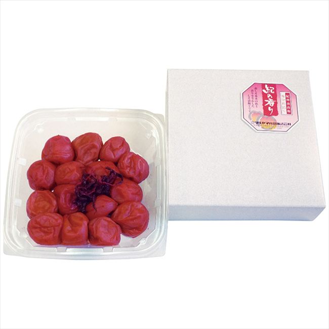 ■商品紹介：梅の名門「味覚庵」がお届けする紀州産のしそ漬梅です。昔ながらの酸っぱい塩っぱいしそ漬梅は深紅の色合いと馥郁たる香りが食欲をそそります。ご飯に雑炊に麺類のあしらいに幅広くお使いいただけます。 ■商品内容：紀州産しそ漬梅｢紀の香り｣300g(塩分15％) ■商品パッケージサイズ：17×5×17cm メーカー希望小売価格はメーカーカタログに基づいて掲載しています ■さまざまなギフトアイテムをご用意しております。 内祝　内祝い　お祝い返し　ウェディングギフト　ブライダルギフト　引き出物　引出物　結婚引き出物　結婚引出物　結婚内祝い　出産内祝い命名内祝い　入園内祝い　入学内祝い　卒園内祝い　卒業内祝い　就職内祝い　新築内祝い　引越し内祝い　快気内祝い　開店内祝い　二次会披露宴　お祝い　御祝　結婚式　結婚祝い　出産祝い　初節句　七五三　入園祝い　入学祝い　卒園祝い　卒業祝い　成人式　就職祝い　昇進祝い新築祝い　上棟祝い　引っ越し祝い　引越し祝い　開店祝い　退職祝い　快気祝い　全快祝い　初老祝い　還暦祝い　古稀祝い　喜寿祝い　傘寿祝い米寿祝い　卒寿祝い　白寿祝い　長寿祝い　金婚式　銀婚式　ダイヤモンド婚式　結婚記念日　ギフト　ギフトセット　セット　詰め合わせ　贈答品　お返しお礼　御礼　ごあいさつ　ご挨拶　御挨拶　プレゼント　お見舞い　お見舞御礼　お餞別　引越し　引越しご挨拶　記念日　誕生日　父の日　母の日　敬老の日記念品　卒業記念品　定年退職記念品　ゴルフコンペ　コンペ景品　景品　賞品　粗品　お香典返し　香典返し　志　満中陰志　弔事　会葬御礼　法要法要引き出物　法要引出物　法事　法事引き出物　法事引出物　忌明け　四十九日　七七日忌明け志　一周忌　三回忌　回忌法要　偲び草　粗供養　初盆供物　お供え　お中元　御中元　お歳暮　御歳暮　お年賀　御年賀　残暑見舞い　年始挨拶　ボーリング大会　景品　レミパン　ゼリー　スターバックス千疋屋　結婚式　そうめん　ローラアシュレイ　プリン　話題　ディズニー　カタログギフト　ティファール　ビタクラフト　ステンレスタンブラー　リラックマのし無料　メッセージカード無料　ラッピング無料 ギフトにぴったりのアイテムをご紹介！贈り物に悩んでいる方へ、心温まるギフトアイテムを取り揃えました。高品質な食品、ふわふわのタオル、美しい食器、そしてセンスあふれる雑貨まで、幅広いラインナップであなたの大切な人への思いを伝えます。 特徴 高品質：厳選された素材と丁寧な製造工程で作られた商品ばかり。どれも長く愛用いただけます。 多用途：どんなシーンでも使える万能アイテムが揃っています。誕生日、結婚祝い、新築祝いなど、さまざまな場面に最適です。 デザイン：シンプルで洗練されたデザインから、カラフルで個性的なものまで、多彩なバリエーションをご用意。 お手頃価格：高品質ながら手ごろな価格で、コストパフォーマンスも抜群。おすすめの用途とシーン 誕生日プレゼント：大切な人の特別な日を祝うために、実用的かつ心温まるギフトを。食品やタオルは、日常で役立つアイテムとして喜ばれます。 結婚祝い：新しい生活を始めるカップルに、美しい食器やおしゃれな雑貨を。幸せな家庭を築くお手伝いができます。 新築祝い：新しい家に引っ越した友人や家族へ、インテリアにぴったりの雑貨や実用的なタオルを。快適な生活をサポートします。 お返しギフト：感謝の気持ちを込めて、おしゃれで実用的なアイテムを。食品はもちろん、使い心地の良いタオルや美しい食器も喜ばれます。 季節の贈り物：お中元やお歳暮、季節の挨拶として、季節に合ったギフトを。夏には涼しげな雑貨、冬には温かみのあるタオルや食品が最適です。 贈る相手に合わせたおすすめ グルメな方へ：美味しい食品を贈れば、食卓が一層華やかに。特別な時間を演出します。 家庭的な方へ：ふわふわのタオルや使いやすい食器で、日常生活に彩りを。 オシャレな方へ：センスあふれる雑貨で、インテリアを一層魅力的に。 まとめ あなたの気持ちを込めたギフト選びをお手伝いします。どれも心を込めて選んだアイテムばかりです。大切な人への贈り物として、自信を持っておすすめします。 商品概要 [分類] 以下のような商品をお探しの方にオススメです。スイーツ スィーツ スウィーツ Sweets ケーキ お菓子 洋菓子 デザート おやつ 小腹対策 食品 食べ物 / チョコレートケーキ チョコレート ガトーショコラ チーズケーキ 生菓子 生ケーキ ベイクドチーズケーキ [評価・マスコミ] ランキング1位のおすすめ(お勧め オススメ) インスタ映え SNS 評判 今話題の人気商品 [サービス] 以下のサービスをご利用いだだけます。不可の場合あり。お取り寄せ 全国配送 全国発送 オーダー 注文 デリバリー 取寄せ 宅配 ネット通販 持ち運び可 / 送料無料 送料込み 無料ギフト対応 日持ち長い 長期保存 賞味期限が長い 名入れ 当日発送 お急ぎ便 即日配送 即日発送 翌日配送 翌日発送 前日に買う あす楽 明日楽 即納 翌日 あす着 明日届く 配送日指定可 冷凍保存可 冷凍保管 冷凍便 ギフトラッピング ギフト対応 予約 メッセージ付き 有料メッセージカード 有料お誕生日カード ホワイトデー当日お届け可能 [パッケージ] 　 以下のような包装でお届けします。詰め合わせ セット アソート 化粧箱入り ラッピング不要 個包装 小分け 手提げ袋（有償） 2重梱包 [デザイン] 以下のようなイメージをお求めの方におすすめです。お洒落 可愛い ゴージャス 高級感 プレミアム サプライズ感 美しい インパクト 面白い 珍しい 希少 驚き シンプル 上品 スタイリッシュ エレガント モダン [ご用途] 工夫次第で様々な用途でご利用いただけます。贈り物 プレゼント ギフト プチギフト 贈答品 お祝い 御祝い 退職祝い 内祝い 出産祝い 出産内祝い 入学祝い 卒業祝い ご褒美 手土産 お土産 お使い物 お返し お礼 ご挨拶 ご進物 お配り 配る ばらまき バレンタインデー バレンタインデイ ヴァレンタイン 友チョコ 義理チョコ 本命チョコ 逆チョコ バレンタインチョコ ホワイトデー ホワイトデイ ホワイトデーのお返し 七五三 ひな祭り こどもの日 ハロウィン クリスマス お中元 お年賀 ウインターギフト 御中元 御歳暮 サマーギフト 残暑見舞い お歳暮 母の日 父の日 敬老の日 敬老会記念品 敬老会 結婚祝い 結婚内祝い 結婚記念日 結婚式二次会 二次会のプチギフト 結婚披露宴の引き出物 引き菓子 ウエディングパーティー 成人祝い 長寿祝い 還暦祝い 古希祝い 古稀祝い 喜寿祝い 傘寿祝い 米寿祝い 卒寿祝い 白寿祝い 紀寿祝い 百寿祝い 成人式 セレモニー イベント 内祝い 快気祝い 快気内祝い 出産内祝い 出産祝い 記念日 お返し ご進物 御使い物 お礼 ご挨拶 御礼 ご祝儀 祝儀の品 お使い物 ノベルティー 粗品 景品 長寿 法事 法要 仏事 年忌法事 志 粗供養 供養返し 香典返し 満中陰志 御供え お供え 御供物 弔事 七五三 ひな祭り 入学祝い 卒業祝い 卒園祝い 退職祝い 入社祝い 成人式 成人式のお祝い 朝食 食事代わり ティータイム ブレイクタイム ホームパーティー クリスマスケーキ 誕生日プレゼント 誕生祝い バースデーケーキ 学校 会社 職場 法人 取引先 部活 イベント サークル 介護施設 [おすすめの方] 以下のような様々なお客様にお喜びいただいております。10代 20代 30代 40代 50代 60代 70代 80代 90代 100歳以上 お母さん お父さん ママ パパ 兄弟姉妹 彼氏 彼女 恋人 義理の母 叔父さん 親戚の お嬢さん 大家族 家族 赤ちゃん 祖父 祖母 叔父 叔母 孫 おじいちゃん おばあちゃん じいじ ばあば 夫 旦那 妻 奥様 お嫁さん 奥さん 親 両親 娘 同僚 友達 仲間 友人 親友 上司 部下 先輩 後輩 お世話になった方 恩師 先生 大人数 女友達 法人 女性 男性 大人 子ども 子供用 小学生 中学生 高校生 男の子 女の子 辛党 甘党 甘いものが苦手 高齢者 お年寄り [その他おすすめ] 以下のような商品に興味のある方にもオススメです。大量 大量購入 財布に優しい 大人数 業務用 大量スイーツ お試し コスパ良い /梅の名門「味覚庵」がお届けする紀州産のしそ漬梅です。昔ながらの酸っぱい塩っぱいしそ漬梅は深紅の色合いと馥郁たる香りが食欲をそそります。ご飯に雑炊に麺類のあしらいに幅広くお使いいただけます。