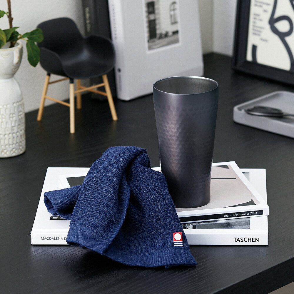 ■商品紹介： 引出物 結婚記念品 プレゼント ギフトセット 記念品 贈り物おうち時間 セット ギフト おすすめ お中元 お歳暮 内祝 結婚内祝 出産内祝 快気内祝 快気祝 お返しギフト ■商品サイズ・内容等：真空二重構造タンブラー/径7.4×H13.5(350ml)×1 ステンレス ウォッシュタオル/34×30×1 綿100% ■パッケージサイズ：16.8×21.9×9.5 ■備考： メーカー希望小売価格はメーカーカタログに基づいて掲載しています ■さまざまなギフトアイテムをご用意しております。 内祝　内祝い　お祝い返し　ウェディングギフト　ブライダルギフト　引き出物　引出物　結婚引き出物　結婚引出物　結婚内祝い　出産内祝い 命名内祝い　入園内祝い　入学内祝い　卒園内祝い　卒業内祝い　就職内祝い　新築内祝い　引越し内祝い　快気内祝い　開店内祝い　二次会 披露宴　お祝い　御祝　結婚式　結婚祝い　出産祝い　初節句　七五三　入園祝い　入学祝い　卒園祝い　卒業祝い　成人式　就職祝い　昇進祝い 新築祝い　上棟祝い　引っ越し祝い　引越し祝い　開店祝い　退職祝い　快気祝い　全快祝い　初老祝い　還暦祝い　古稀祝い　喜寿祝い　傘寿祝い 米寿祝い　卒寿祝い　白寿祝い　長寿祝い　金婚式　銀婚式　ダイヤモンド婚式　結婚記念日　ギフト　ギフトセット　セット　詰め合わせ　贈答品　お返し お礼　御礼　ごあいさつ　ご挨拶　御挨拶　プレゼント　お見舞い　お見舞御礼　お餞別　引越し　引越しご挨拶　記念日　誕生日　父の日　母の日　敬老の日 記念品　卒業記念品　定年退職記念品　ゴルフコンペ　コンペ景品　景品　賞品　粗品　お香典返し　香典返し　志　満中陰志　弔事　会葬御礼　法要 法要引き出物　法要引出物　法事　法事引き出物　法事引出物　忌明け　四十九日　七七日忌明け志　一周忌　三回忌　回忌法要　偲び草　粗供養　初盆 供物　お供え　お中元　御中元　お歳暮　御歳暮　お年賀　御年賀　残暑見舞い　年始挨拶　ボーリング大会　景品　レミパン　ゼリー　スターバックス 千疋屋　結婚式　そうめん　ローラアシュレイ　プリン　話題　ディズニー　カタログギフト　ティファール　ビタクラフト　ステンレスタンブラー　リラックマ のし無料　メッセージカード無料　ラッピング無料 ギフトにぴったりのアイテムをご紹介！ 贈り物に悩んでいる方へ、心温まるギフトアイテムを取り揃えました。高品質な食品、ふわふわのタオル、美しい食器、そしてセンスあふれる雑貨まで、幅広いラインナップであなたの大切な人への思いを伝えます。 特徴 高品質：厳選された素材と丁寧な製造工程で作られた商品ばかり。どれも長く愛用いただけます。 多用途：どんなシーンでも使える万能アイテムが揃っています。誕生日、結婚祝い、新築祝いなど、さまざまな場面に最適です。 デザイン：シンプルで洗練されたデザインから、カラフルで個性的なものまで、多彩なバリエーションをご用意。 お手頃価格：高品質ながら手ごろな価格で、コストパフォーマンスも抜群。 おすすめの用途とシーン 誕生日プレゼント：大切な人の特別な日を祝うために、実用的かつ心温まるギフトを。食品やタオルは、日常で役立つアイテムとして喜ばれます。 結婚祝い：新しい生活を始めるカップルに、美しい食器やおしゃれな雑貨を。幸せな家庭を築くお手伝いができます。 新築祝い：新しい家に引っ越した友人や家族へ、インテリアにぴったりの雑貨や実用的なタオルを。快適な生活をサポートします。 お返しギフト：感謝の気持ちを込めて、おしゃれで実用的なアイテムを。食品はもちろん、使い心地の良いタオルや美しい食器も喜ばれます。 季節の贈り物：お中元やお歳暮、季節の挨拶として、季節に合ったギフトを。夏には涼しげな雑貨、冬には温かみのあるタオルや食品が最適です。 贈る相手に合わせたおすすめ グルメな方へ：美味しい食品を贈れば、食卓が一層華やかに。特別な時間を演出します。 家庭的な方へ：ふわふわのタオルや使いやすい食器で、日常生活に彩りを。 オシャレな方へ：センスあふれる雑貨で、インテリアを一層魅力的に。 まとめ あなたの気持ちを込めたギフト選びをお手伝いします。どれも心を込めて選んだアイテムばかりです。大切な人への贈り物として、自信を持っておすすめします。 商品概要 [分類] 以下のような商品をお探しの方にオススメです。スイーツ スィーツ スウィーツ Sweets ケーキ お菓子 洋菓子 デザート おやつ 小腹対策 食品 食べ物 / チョコレートケーキ チョコレート ガトーショコラ チーズケーキ 生菓子 生ケーキ ベイクドチーズケーキ [評価・マスコミ] ランキング1位のおすすめ(お勧め オススメ) インスタ映え SNS 評判 今話題の人気商品 [サービス] 以下のサービスをご利用いだだけます。不可の場合あり。お取り寄せ 全国配送 全国発送 オーダー 注文 デリバリー 取寄せ 宅配 ネット通販 持ち運び可 / 送料無料 送料込み 無料ギフト対応 日持ち長い 長期保存 賞味期限が長い 名入れ 当日発送 お急ぎ便 即日配送 即日発送 翌日配送 翌日発送 前日に買う あす楽 明日楽 即納 翌日 あす着 明日届く 配送日指定可 冷凍保存可 冷凍保管 冷凍便 ギフトラッピング ギフト対応 予約 メッセージ付き 有料メッセージカード 有料お誕生日カード ホワイトデー当日お届け可能 [パッケージ] 　 以下のような包装でお届けします。詰め合わせ セット アソート 化粧箱入り ラッピング不要 個包装 小分け 手提げ袋（有償） 2重梱包 [デザイン] 以下のようなイメージをお求めの方におすすめです。お洒落 可愛い ゴージャス 高級感 プレミアム サプライズ感 美しい インパクト 面白い 珍しい 希少 驚き シンプル 上品 スタイリッシュ エレガント モダン [ご用途] 工夫次第で様々な用途でご利用いただけます。贈り物 プレゼント ギフト プチギフト 贈答品 お祝い 御祝い 退職祝い 内祝い 出産祝い 出産内祝い 入学祝い 卒業祝い ご褒美 手土産 お土産 お使い物 お返し お礼 ご挨拶 ご進物 お配り 配る ばらまき バレンタインデー バレンタインデイ ヴァレンタイン 友チョコ 義理チョコ 本命チョコ 逆チョコ バレンタインチョコ ホワイトデー ホワイトデイ ホワイトデーのお返し 七五三 ひな祭り こどもの日 ハロウィン クリスマス お中元 お年賀 ウインターギフト 御中元 御歳暮 サマーギフト 残暑見舞い お歳暮 母の日 父の日 敬老の日 敬老会記念品 敬老会 結婚祝い 結婚内祝い 結婚記念日 結婚式二次会 二次会のプチギフト 結婚披露宴の引き出物 引き菓子 ウエディングパーティー 成人祝い 長寿祝い 還暦祝い 古希祝い 古稀祝い 喜寿祝い 傘寿祝い 米寿祝い 卒寿祝い 白寿祝い 紀寿祝い 百寿祝い 成人式 セレモニー イベント 内祝い 快気祝い 快気内祝い 出産内祝い 出産祝い 記念日 お返し ご進物 御使い物 お礼 ご挨拶 御礼 ご祝儀 祝儀の品 お使い物 ノベルティー 粗品 景品 長寿 法事 法要 仏事 年忌法事 志 粗供養 供養返し 香典返し 満中陰志 御供え お供え 御供物 弔事 七五三 ひな祭り 入学祝い 卒業祝い 卒園祝い 退職祝い 入社祝い 成人式 成人式のお祝い 朝食 食事代わり ティータイム ブレイクタイム ホームパーティー クリスマスケーキ 誕生日プレゼント 誕生祝い バースデーケーキ 学校 会社 職場 法人 取引先 部活 イベント サークル 介護施設 [おすすめの方] 以下のような様々なお客様にお喜びいただいております。10代 20代 30代 40代 50代 60代 70代 80代 90代 100歳以上 お母さん お父さん ママ パパ 兄弟姉妹 彼氏 彼女 恋人 義理の母 叔父さん 親戚の お嬢さん 大家族 家族 赤ちゃん 祖父 祖母 叔父 叔母 孫 おじいちゃん おばあちゃん じいじ ばあば 夫 旦那 妻 奥様 お嫁さん 奥さん 親 両親 娘 同僚 友達 仲間 友人 親友 上司 部下 先輩 後輩 お世話になった方 恩師 先生 大人数 女友達 法人 女性 男性 大人 子ども 子供用 小学生 中学生 高校生 男の子 女の子 辛党 甘党 甘いものが苦手 高齢者 お年寄り [その他おすすめ] 以下のような商品に興味のある方にもオススメです。大量 大量購入 財布に優しい 大人数 業務用 大量スイーツ お試し コスパ良い /引出物 結婚記念品 プレゼント ギフトセット 記念品 贈り物おうち時間 セット ギフト おすすめ お中元 お歳暮 内祝 結婚内祝 出産内祝 快気内祝 快気祝 お返しギフト