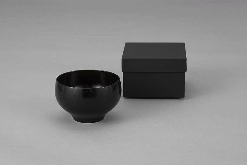■商品紹介：貴重な国産欅を使った流れるようなフォルムで手にしっとりとなじむ木製椀です。日常に木の温かみを感じてください。 ■商品内容：商品サイズ：約φ13×8cm、本体重量：約160g、材質：天然木（欅)漆塗、箱サイズ：約14×14×8、満水容量：約500ml メーカー希望小売価格はメーカーカタログに基づいて掲載しています ■さまざまなギフトアイテムをご用意しております。 内祝　内祝い　お祝い返し　ウェディングギフト　ブライダルギフト　引き出物　引出物　結婚引き出物　結婚引出物　結婚内祝い　出産内祝い 命名内祝い　入園内祝い　入学内祝い　卒園内祝い　卒業内祝い　就職内祝い　新築内祝い　引越し内祝い　快気内祝い　開店内祝い　二次会 披露宴　お祝い　御祝　結婚式　結婚祝い　出産祝い　初節句　七五三　入園祝い　入学祝い　卒園祝い　卒業祝い　成人式　就職祝い　昇進祝い 新築祝い　上棟祝い　引っ越し祝い　引越し祝い　開店祝い　退職祝い　快気祝い　全快祝い　初老祝い　還暦祝い　古稀祝い　喜寿祝い　傘寿祝い 米寿祝い　卒寿祝い　白寿祝い　長寿祝い　金婚式　銀婚式　ダイヤモンド婚式　結婚記念日　ギフト　ギフトセット　セット　詰め合わせ　贈答品　お返し お礼　御礼　ごあいさつ　ご挨拶　御挨拶　プレゼント　お見舞い　お見舞御礼　お餞別　引越し　引越しご挨拶　記念日　誕生日　父の日　母の日　敬老の日 記念品　卒業記念品　定年退職記念品　ゴルフコンペ　コンペ景品　景品　賞品　粗品　お香典返し　香典返し　志　満中陰志　弔事　会葬御礼　法要 法要引き出物　法要引出物　法事　法事引き出物　法事引出物　忌明け　四十九日　七七日忌明け志　一周忌　三回忌　回忌法要　偲び草　粗供養　初盆 供物　お供え　お中元　御中元　お歳暮　御歳暮　お年賀　御年賀　残暑見舞い　年始挨拶　ボーリング大会　景品　レミパン　ゼリー　スターバックス 千疋屋　結婚式　そうめん　ローラアシュレイ　プリン　話題　ディズニー　カタログギフト　ティファール　ビタクラフト　ステンレスタンブラー　リラックマ のし無料　メッセージカード無料　ラッピング無料 ギフトにぴったりのアイテムをご紹介！ 贈り物に悩んでいる方へ、心温まるギフトアイテムを取り揃えました。高品質な食品、ふわふわのタオル、美しい食器、そしてセンスあふれる雑貨まで、幅広いラインナップであなたの大切な人への思いを伝えます。 特徴 高品質：厳選された素材と丁寧な製造工程で作られた商品ばかり。どれも長く愛用いただけます。 多用途：どんなシーンでも使える万能アイテムが揃っています。誕生日、結婚祝い、新築祝いなど、さまざまな場面に最適です。 デザイン：シンプルで洗練されたデザインから、カラフルで個性的なものまで、多彩なバリエーションをご用意。 お手頃価格：高品質ながら手ごろな価格で、コストパフォーマンスも抜群。 おすすめの用途とシーン 誕生日プレゼント：大切な人の特別な日を祝うために、実用的かつ心温まるギフトを。食品やタオルは、日常で役立つアイテムとして喜ばれます。 結婚祝い：新しい生活を始めるカップルに、美しい食器やおしゃれな雑貨を。幸せな家庭を築くお手伝いができます。 新築祝い：新しい家に引っ越した友人や家族へ、インテリアにぴったりの雑貨や実用的なタオルを。快適な生活をサポートします。 お返しギフト：感謝の気持ちを込めて、おしゃれで実用的なアイテムを。食品はもちろん、使い心地の良いタオルや美しい食器も喜ばれます。 季節の贈り物：お中元やお歳暮、季節の挨拶として、季節に合ったギフトを。夏には涼しげな雑貨、冬には温かみのあるタオルや食品が最適です。 贈る相手に合わせたおすすめ グルメな方へ：美味しい食品を贈れば、食卓が一層華やかに。特別な時間を演出します。 家庭的な方へ：ふわふわのタオルや使いやすい食器で、日常生活に彩りを。 オシャレな方へ：センスあふれる雑貨で、インテリアを一層魅力的に。 まとめ あなたの気持ちを込めたギフト選びをお手伝いします。どれも心を込めて選んだアイテムばかりです。大切な人への贈り物として、自信を持っておすすめします。 商品概要 [分類] 以下のような商品をお探しの方にオススメです。スイーツ スィーツ スウィーツ Sweets ケーキ お菓子 洋菓子 デザート おやつ 小腹対策 食品 食べ物 / チョコレートケーキ チョコレート ガトーショコラ チーズケーキ 生菓子 生ケーキ ベイクドチーズケーキ [評価・マスコミ] ランキング1位のおすすめ(お勧め オススメ) インスタ映え SNS 評判 今話題の人気商品 [サービス] 以下のサービスをご利用いだだけます。不可の場合あり。お取り寄せ 全国配送 全国発送 オーダー 注文 デリバリー 取寄せ 宅配 ネット通販 持ち運び可 / 送料無料 送料込み 無料ギフト対応 日持ち長い 長期保存 賞味期限が長い 名入れ 当日発送 お急ぎ便 即日配送 即日発送 翌日配送 翌日発送 前日に買う あす楽 明日楽 即納 翌日 あす着 明日届く 配送日指定可 冷凍保存可 冷凍保管 冷凍便 ギフトラッピング ギフト対応 予約 メッセージ付き 有料メッセージカード 有料お誕生日カード ホワイトデー当日お届け可能 [パッケージ] 　 以下のような包装でお届けします。詰め合わせ セット アソート 化粧箱入り ラッピング不要 個包装 小分け 手提げ袋（有償） 2重梱包 [デザイン] 以下のようなイメージをお求めの方におすすめです。お洒落 可愛い ゴージャス 高級感 プレミアム サプライズ感 美しい インパクト 面白い 珍しい 希少 驚き シンプル 上品 スタイリッシュ エレガント モダン [ご用途] 工夫次第で様々な用途でご利用いただけます。贈り物 プレゼント ギフト プチギフト 贈答品 お祝い 御祝い 退職祝い 内祝い 出産祝い 出産内祝い 入学祝い 卒業祝い ご褒美 手土産 お土産 お使い物 お返し お礼 ご挨拶 ご進物 お配り 配る ばらまき バレンタインデー バレンタインデイ ヴァレンタイン 友チョコ 義理チョコ 本命チョコ 逆チョコ バレンタインチョコ ホワイトデー ホワイトデイ ホワイトデーのお返し 七五三 ひな祭り こどもの日 ハロウィン クリスマス お中元 お年賀 ウインターギフト 御中元 御歳暮 サマーギフト 残暑見舞い お歳暮 母の日 父の日 敬老の日 敬老会記念品 敬老会 結婚祝い 結婚内祝い 結婚記念日 結婚式二次会 二次会のプチギフト 結婚披露宴の引き出物 引き菓子 ウエディングパーティー 成人祝い 長寿祝い 還暦祝い 古希祝い 古稀祝い 喜寿祝い 傘寿祝い 米寿祝い 卒寿祝い 白寿祝い 紀寿祝い 百寿祝い 成人式 セレモニー イベント 内祝い 快気祝い 快気内祝い 出産内祝い 出産祝い 記念日 お返し ご進物 御使い物 お礼 ご挨拶 御礼 ご祝儀 祝儀の品 お使い物 ノベルティー 粗品 景品 長寿 法事 法要 仏事 年忌法事 志 粗供養 供養返し 香典返し 満中陰志 御供え お供え 御供物 弔事 七五三 ひな祭り 入学祝い 卒業祝い 卒園祝い 退職祝い 入社祝い 成人式 成人式のお祝い 朝食 食事代わり ティータイム ブレイクタイム ホームパーティー クリスマスケーキ 誕生日プレゼント 誕生祝い バースデーケーキ 学校 会社 職場 法人 取引先 部活 イベント サークル 介護施設 [おすすめの方] 以下のような様々なお客様にお喜びいただいております。10代 20代 30代 40代 50代 60代 70代 80代 90代 100歳以上 お母さん お父さん ママ パパ 兄弟姉妹 彼氏 彼女 恋人 義理の母 叔父さん 親戚の お嬢さん 大家族 家族 赤ちゃん 祖父 祖母 叔父 叔母 孫 おじいちゃん おばあちゃん じいじ ばあば 夫 旦那 妻 奥様 お嫁さん 奥さん 親 両親 娘 同僚 友達 仲間 友人 親友 上司 部下 先輩 後輩 お世話になった方 恩師 先生 大人数 女友達 法人 女性 男性 大人 子ども 子供用 小学生 中学生 高校生 男の子 女の子 辛党 甘党 甘いものが苦手 高齢者 お年寄り [その他おすすめ] 以下のような商品に興味のある方にもオススメです。大量 大量購入 財布に優しい 大人数 業務用 大量スイーツ お試し コスパ良い /貴重な国産欅を使った流れるようなフォルムで手にしっとりとなじむ木製椀です。日常に木の温かみを感じてください。