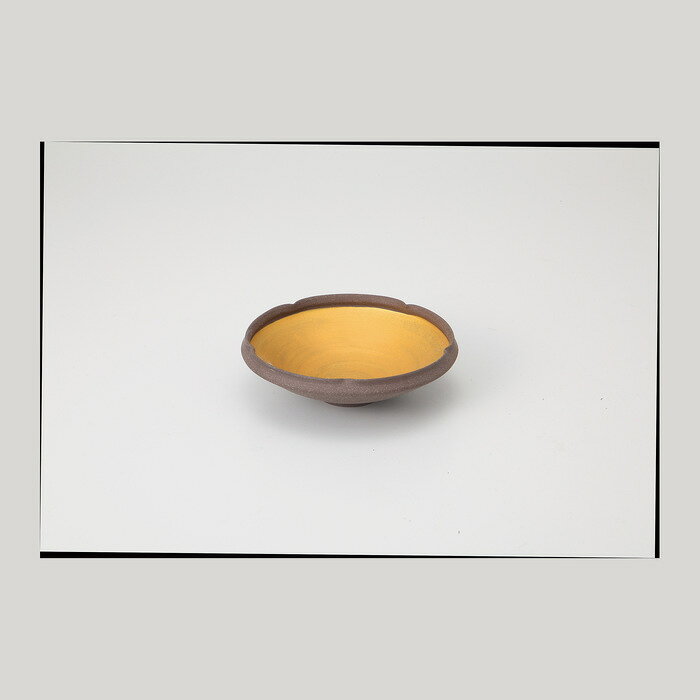 ■商品内容： 品：SS鉢×1／12×11.3×3.8cm 陶器 ■パッケージサイズ：箱：12.5×12.5×4cm 貼箱 ■産地：美濃焼 ■重量：120g メーカー希望小売価格はメーカーカタログに基づいて掲載しています ■さまざまなギフトアイテムをご用意しております。 内祝　内祝い　お祝い返し　ウェディングギフト　ブライダルギフト　引き出物　引出物　結婚引き出物　結婚引出物　結婚内祝い　出産内祝い 命名内祝い　入園内祝い　入学内祝い　卒園内祝い　卒業内祝い　就職内祝い　新築内祝い　引越し内祝い　快気内祝い　開店内祝い　二次会 披露宴　お祝い　御祝　結婚式　結婚祝い　出産祝い　初節句　七五三　入園祝い　入学祝い　卒園祝い　卒業祝い　成人式　就職祝い　昇進祝い 新築祝い　上棟祝い　引っ越し祝い　引越し祝い　開店祝い　退職祝い　快気祝い　全快祝い　初老祝い　還暦祝い　古稀祝い　喜寿祝い　傘寿祝い 米寿祝い　卒寿祝い　白寿祝い　長寿祝い　金婚式　銀婚式　ダイヤモンド婚式　結婚記念日　ギフト　ギフトセット　セット　詰め合わせ　贈答品　お返し お礼　御礼　ごあいさつ　ご挨拶　御挨拶　プレゼント　お見舞い　お見舞御礼　お餞別　引越し　引越しご挨拶　記念日　誕生日　父の日　母の日　敬老の日 記念品　卒業記念品　定年退職記念品　ゴルフコンペ　コンペ景品　景品　賞品　粗品　お香典返し　香典返し　志　満中陰志　弔事　会葬御礼　法要 法要引き出物　法要引出物　法事　法事引き出物　法事引出物　忌明け　四十九日　七七日忌明け志　一周忌　三回忌　回忌法要　偲び草　粗供養　初盆 供物　お供え　お中元　御中元　お歳暮　御歳暮　お年賀　御年賀　残暑見舞い　年始挨拶　ボーリング大会　景品　レミパン　ゼリー　スターバックス 千疋屋　結婚式　そうめん　ローラアシュレイ　プリン　話題　ディズニー　カタログギフト　ティファール　ビタクラフト　ステンレスタンブラー　リラックマ のし無料　メッセージカード無料　ラッピング無料 ギフトにぴったりのアイテムをご紹介！ 贈り物に悩んでいる方へ、心温まるギフトアイテムを取り揃えました。高品質な食品、ふわふわのタオル、美しい食器、そしてセンスあふれる雑貨まで、幅広いラインナップであなたの大切な人への思いを伝えます。 特徴 高品質：厳選された素材と丁寧な製造工程で作られた商品ばかり。どれも長く愛用いただけます。 多用途：どんなシーンでも使える万能アイテムが揃っています。誕生日、結婚祝い、新築祝いなど、さまざまな場面に最適です。 デザイン：シンプルで洗練されたデザインから、カラフルで個性的なものまで、多彩なバリエーションをご用意。 お手頃価格：高品質ながら手ごろな価格で、コストパフォーマンスも抜群。 おすすめの用途とシーン 誕生日プレゼント：大切な人の特別な日を祝うために、実用的かつ心温まるギフトを。食品やタオルは、日常で役立つアイテムとして喜ばれます。 結婚祝い：新しい生活を始めるカップルに、美しい食器やおしゃれな雑貨を。幸せな家庭を築くお手伝いができます。 新築祝い：新しい家に引っ越した友人や家族へ、インテリアにぴったりの雑貨や実用的なタオルを。快適な生活をサポートします。 お返しギフト：感謝の気持ちを込めて、おしゃれで実用的なアイテムを。食品はもちろん、使い心地の良いタオルや美しい食器も喜ばれます。 季節の贈り物：お中元やお歳暮、季節の挨拶として、季節に合ったギフトを。夏には涼しげな雑貨、冬には温かみのあるタオルや食品が最適です。 贈る相手に合わせたおすすめ グルメな方へ：美味しい食品を贈れば、食卓が一層華やかに。特別な時間を演出します。 家庭的な方へ：ふわふわのタオルや使いやすい食器で、日常生活に彩りを。 オシャレな方へ：センスあふれる雑貨で、インテリアを一層魅力的に。 まとめ あなたの気持ちを込めたギフト選びをお手伝いします。どれも心を込めて選んだアイテムばかりです。大切な人への贈り物として、自信を持っておすすめします。 商品概要 [分類] 以下のような商品をお探しの方にオススメです。スイーツ スィーツ スウィーツ Sweets ケーキ お菓子 洋菓子 デザート おやつ 小腹対策 食品 食べ物 / チョコレートケーキ チョコレート ガトーショコラ チーズケーキ 生菓子 生ケーキ ベイクドチーズケーキ [評価・マスコミ] ランキング1位のおすすめ(お勧め オススメ) インスタ映え SNS 評判 今話題の人気商品 [サービス] 以下のサービスをご利用いだだけます。不可の場合あり。お取り寄せ 全国配送 全国発送 オーダー 注文 デリバリー 取寄せ 宅配 ネット通販 持ち運び可 / 送料無料 送料込み 無料ギフト対応 日持ち長い 長期保存 賞味期限が長い 名入れ 当日発送 お急ぎ便 即日配送 即日発送 翌日配送 翌日発送 前日に買う あす楽 明日楽 即納 翌日 あす着 明日届く 配送日指定可 冷凍保存可 冷凍保管 冷凍便 ギフトラッピング ギフト対応 予約 メッセージ付き 有料メッセージカード 有料お誕生日カード ホワイトデー当日お届け可能 [パッケージ] 　 以下のような包装でお届けします。詰め合わせ セット アソート 化粧箱入り ラッピング不要 個包装 小分け 手提げ袋（有償） 2重梱包 [デザイン] 以下のようなイメージをお求めの方におすすめです。お洒落 可愛い ゴージャス 高級感 プレミアム サプライズ感 美しい インパクト 面白い 珍しい 希少 驚き シンプル 上品 スタイリッシュ エレガント モダン [ご用途] 工夫次第で様々な用途でご利用いただけます。贈り物 プレゼント ギフト プチギフト 贈答品 お祝い 御祝い 退職祝い 内祝い 出産祝い 出産内祝い 入学祝い 卒業祝い ご褒美 手土産 お土産 お使い物 お返し お礼 ご挨拶 ご進物 お配り 配る ばらまき バレンタインデー バレンタインデイ ヴァレンタイン 友チョコ 義理チョコ 本命チョコ 逆チョコ バレンタインチョコ ホワイトデー ホワイトデイ ホワイトデーのお返し 七五三 ひな祭り こどもの日 ハロウィン クリスマス お中元 お年賀 ウインターギフト 御中元 御歳暮 サマーギフト 残暑見舞い お歳暮 母の日 父の日 敬老の日 敬老会記念品 敬老会 結婚祝い 結婚内祝い 結婚記念日 結婚式二次会 二次会のプチギフト 結婚披露宴の引き出物 引き菓子 ウエディングパーティー 成人祝い 長寿祝い 還暦祝い 古希祝い 古稀祝い 喜寿祝い 傘寿祝い 米寿祝い 卒寿祝い 白寿祝い 紀寿祝い 百寿祝い 成人式 セレモニー イベント 内祝い 快気祝い 快気内祝い 出産内祝い 出産祝い 記念日 お返し ご進物 御使い物 お礼 ご挨拶 御礼 ご祝儀 祝儀の品 お使い物 ノベルティー 粗品 景品 長寿 法事 法要 仏事 年忌法事 志 粗供養 供養返し 香典返し 満中陰志 御供え お供え 御供物 弔事 七五三 ひな祭り 入学祝い 卒業祝い 卒園祝い 退職祝い 入社祝い 成人式 成人式のお祝い 朝食 食事代わり ティータイム ブレイクタイム ホームパーティー クリスマスケーキ 誕生日プレゼント 誕生祝い バースデーケーキ 学校 会社 職場 法人 取引先 部活 イベント サークル 介護施設 [おすすめの方] 以下のような様々なお客様にお喜びいただいております。10代 20代 30代 40代 50代 60代 70代 80代 90代 100歳以上 お母さん お父さん ママ パパ 兄弟姉妹 彼氏 彼女 恋人 義理の母 叔父さん 親戚の お嬢さん 大家族 家族 赤ちゃん 祖父 祖母 叔父 叔母 孫 おじいちゃん おばあちゃん じいじ ばあば 夫 旦那 妻 奥様 お嫁さん 奥さん 親 両親 娘 同僚 友達 仲間 友人 親友 上司 部下 先輩 後輩 お世話になった方 恩師 先生 大人数 女友達 法人 女性 男性 大人 子ども 子供用 小学生 中学生 高校生 男の子 女の子 辛党 甘党 甘いものが苦手 高齢者 お年寄り [その他おすすめ] 以下のような商品に興味のある方にもオススメです。大量 大量購入 財布に優しい 大人数 業務用 大量スイーツ お試し コスパ良い /