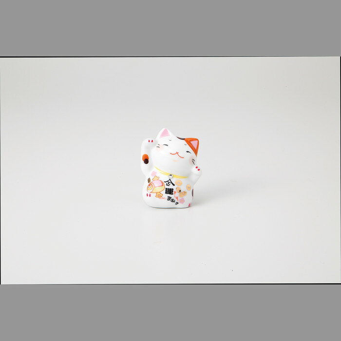 ■商品内容： 品：猫×1／4×4×6cm 磁器 ■パッケージサイズ：箱：7×5×5cm ボール箱 ■産地：中国製 ■重量：50g メーカー希望小売価格はメーカーカタログに基づいて掲載しています ■さまざまなギフトアイテムをご用意しております。 内祝　内祝い　お祝い返し　ウェディングギフト　ブライダルギフト　引き出物　引出物　結婚引き出物　結婚引出物　結婚内祝い　出産内祝い 命名内祝い　入園内祝い　入学内祝い　卒園内祝い　卒業内祝い　就職内祝い　新築内祝い　引越し内祝い　快気内祝い　開店内祝い　二次会 披露宴　お祝い　御祝　結婚式　結婚祝い　出産祝い　初節句　七五三　入園祝い　入学祝い　卒園祝い　卒業祝い　成人式　就職祝い　昇進祝い 新築祝い　上棟祝い　引っ越し祝い　引越し祝い　開店祝い　退職祝い　快気祝い　全快祝い　初老祝い　還暦祝い　古稀祝い　喜寿祝い　傘寿祝い 米寿祝い　卒寿祝い　白寿祝い　長寿祝い　金婚式　銀婚式　ダイヤモンド婚式　結婚記念日　ギフト　ギフトセット　セット　詰め合わせ　贈答品　お返し お礼　御礼　ごあいさつ　ご挨拶　御挨拶　プレゼント　お見舞い　お見舞御礼　お餞別　引越し　引越しご挨拶　記念日　誕生日　父の日　母の日　敬老の日 記念品　卒業記念品　定年退職記念品　ゴルフコンペ　コンペ景品　景品　賞品　粗品　お香典返し　香典返し　志　満中陰志　弔事　会葬御礼　法要 法要引き出物　法要引出物　法事　法事引き出物　法事引出物　忌明け　四十九日　七七日忌明け志　一周忌　三回忌　回忌法要　偲び草　粗供養　初盆 供物　お供え　お中元　御中元　お歳暮　御歳暮　お年賀　御年賀　残暑見舞い　年始挨拶　ボーリング大会　景品　レミパン　ゼリー　スターバックス 千疋屋　結婚式　そうめん　ローラアシュレイ　プリン　話題　ディズニー　カタログギフト　ティファール　ビタクラフト　ステンレスタンブラー　リラックマ のし無料　メッセージカード無料　ラッピング無料 ギフトにぴったりのアイテムをご紹介！ 贈り物に悩んでいる方へ、心温まるギフトアイテムを取り揃えました。高品質な食品、ふわふわのタオル、美しい食器、そしてセンスあふれる雑貨まで、幅広いラインナップであなたの大切な人への思いを伝えます。 特徴 高品質：厳選された素材と丁寧な製造工程で作られた商品ばかり。どれも長く愛用いただけます。 多用途：どんなシーンでも使える万能アイテムが揃っています。誕生日、結婚祝い、新築祝いなど、さまざまな場面に最適です。 デザイン：シンプルで洗練されたデザインから、カラフルで個性的なものまで、多彩なバリエーションをご用意。 お手頃価格：高品質ながら手ごろな価格で、コストパフォーマンスも抜群。 おすすめの用途とシーン 誕生日プレゼント：大切な人の特別な日を祝うために、実用的かつ心温まるギフトを。食品やタオルは、日常で役立つアイテムとして喜ばれます。 結婚祝い：新しい生活を始めるカップルに、美しい食器やおしゃれな雑貨を。幸せな家庭を築くお手伝いができます。 新築祝い：新しい家に引っ越した友人や家族へ、インテリアにぴったりの雑貨や実用的なタオルを。快適な生活をサポートします。 お返しギフト：感謝の気持ちを込めて、おしゃれで実用的なアイテムを。食品はもちろん、使い心地の良いタオルや美しい食器も喜ばれます。 季節の贈り物：お中元やお歳暮、季節の挨拶として、季節に合ったギフトを。夏には涼しげな雑貨、冬には温かみのあるタオルや食品が最適です。 贈る相手に合わせたおすすめ グルメな方へ：美味しい食品を贈れば、食卓が一層華やかに。特別な時間を演出します。 家庭的な方へ：ふわふわのタオルや使いやすい食器で、日常生活に彩りを。 オシャレな方へ：センスあふれる雑貨で、インテリアを一層魅力的に。 まとめ あなたの気持ちを込めたギフト選びをお手伝いします。どれも心を込めて選んだアイテムばかりです。大切な人への贈り物として、自信を持っておすすめします。 商品概要 [分類] 以下のような商品をお探しの方にオススメです。スイーツ スィーツ スウィーツ Sweets ケーキ お菓子 洋菓子 デザート おやつ 小腹対策 食品 食べ物 / チョコレートケーキ チョコレート ガトーショコラ チーズケーキ 生菓子 生ケーキ ベイクドチーズケーキ [評価・マスコミ] ランキング1位のおすすめ(お勧め オススメ) インスタ映え SNS 評判 今話題の人気商品 [サービス] 以下のサービスをご利用いだだけます。不可の場合あり。お取り寄せ 全国配送 全国発送 オーダー 注文 デリバリー 取寄せ 宅配 ネット通販 持ち運び可 / 送料無料 送料込み 無料ギフト対応 日持ち長い 長期保存 賞味期限が長い 名入れ 当日発送 お急ぎ便 即日配送 即日発送 翌日配送 翌日発送 前日に買う あす楽 明日楽 即納 翌日 あす着 明日届く 配送日指定可 冷凍保存可 冷凍保管 冷凍便 ギフトラッピング ギフト対応 予約 メッセージ付き 有料メッセージカード 有料お誕生日カード ホワイトデー当日お届け可能 [パッケージ] 　 以下のような包装でお届けします。詰め合わせ セット アソート 化粧箱入り ラッピング不要 個包装 小分け 手提げ袋（有償） 2重梱包 [デザイン] 以下のようなイメージをお求めの方におすすめです。お洒落 可愛い ゴージャス 高級感 プレミアム サプライズ感 美しい インパクト 面白い 珍しい 希少 驚き シンプル 上品 スタイリッシュ エレガント モダン [ご用途] 工夫次第で様々な用途でご利用いただけます。贈り物 プレゼント ギフト プチギフト 贈答品 お祝い 御祝い 退職祝い 内祝い 出産祝い 出産内祝い 入学祝い 卒業祝い ご褒美 手土産 お土産 お使い物 お返し お礼 ご挨拶 ご進物 お配り 配る ばらまき バレンタインデー バレンタインデイ ヴァレンタイン 友チョコ 義理チョコ 本命チョコ 逆チョコ バレンタインチョコ ホワイトデー ホワイトデイ ホワイトデーのお返し 七五三 ひな祭り こどもの日 ハロウィン クリスマス お中元 お年賀 ウインターギフト 御中元 御歳暮 サマーギフト 残暑見舞い お歳暮 母の日 父の日 敬老の日 敬老会記念品 敬老会 結婚祝い 結婚内祝い 結婚記念日 結婚式二次会 二次会のプチギフト 結婚披露宴の引き出物 引き菓子 ウエディングパーティー 成人祝い 長寿祝い 還暦祝い 古希祝い 古稀祝い 喜寿祝い 傘寿祝い 米寿祝い 卒寿祝い 白寿祝い 紀寿祝い 百寿祝い 成人式 セレモニー イベント 内祝い 快気祝い 快気内祝い 出産内祝い 出産祝い 記念日 お返し ご進物 御使い物 お礼 ご挨拶 御礼 ご祝儀 祝儀の品 お使い物 ノベルティー 粗品 景品 長寿 法事 法要 仏事 年忌法事 志 粗供養 供養返し 香典返し 満中陰志 御供え お供え 御供物 弔事 七五三 ひな祭り 入学祝い 卒業祝い 卒園祝い 退職祝い 入社祝い 成人式 成人式のお祝い 朝食 食事代わり ティータイム ブレイクタイム ホームパーティー クリスマスケーキ 誕生日プレゼント 誕生祝い バースデーケーキ 学校 会社 職場 法人 取引先 部活 イベント サークル 介護施設 [おすすめの方] 以下のような様々なお客様にお喜びいただいております。10代 20代 30代 40代 50代 60代 70代 80代 90代 100歳以上 お母さん お父さん ママ パパ 兄弟姉妹 彼氏 彼女 恋人 義理の母 叔父さん 親戚の お嬢さん 大家族 家族 赤ちゃん 祖父 祖母 叔父 叔母 孫 おじいちゃん おばあちゃん じいじ ばあば 夫 旦那 妻 奥様 お嫁さん 奥さん 親 両親 娘 同僚 友達 仲間 友人 親友 上司 部下 先輩 後輩 お世話になった方 恩師 先生 大人数 女友達 法人 女性 男性 大人 子ども 子供用 小学生 中学生 高校生 男の子 女の子 辛党 甘党 甘いものが苦手 高齢者 お年寄り [その他おすすめ] 以下のような商品に興味のある方にもオススメです。大量 大量購入 財布に優しい 大人数 業務用 大量スイーツ お試し コスパ良い /