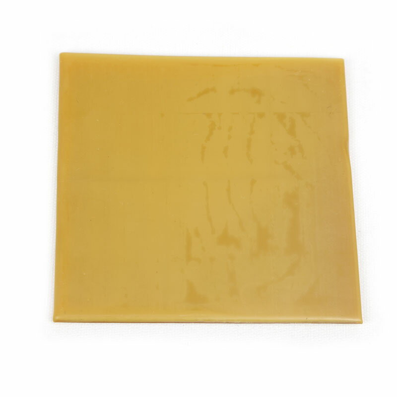 ■詳細：デザイン製作に代表的な引き目ワックス。やわらかく伸びがあるため、引き目のデザインなどに最適。高品質の蜜ロウと松ヤ二を配合し、ろ過しています。こちらは松ヤ二が少なめのソフトタイプ・ブラウン調整用のイエローワックスを加え調整してください。 ハードタイプ（グリーン）:松ヤニを多めに配合 ソフトタイプ（ブラウン）:松ヤニを少なめに配合 調整用のイエローワックス の3種類のご用意がございます。仕様：融点60℃サイズ:85×85×4mm重さ：1枚 28g 入数：1枚