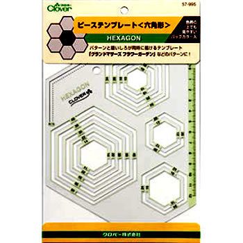 六角形のサイズ数は13種です。 できるサイズは1cm・1.2cm・1.4cm・1.6cm・1.8cm・2.0cm・2.2cm・2.4cm・2.6cm・3.0cm・3.4cm・3.8cm・4.0cm　の13種類となります。 ピースドキルトのお手伝い。お好きなサイズのパターン作れます。 布や紙などの作図をしたいところにピーステンプレートを置いて、必要なパターンサイズをなぞります。 ワンパッチなどの作品作りに「グランドマザーズフラワーガーデン」などのパターンができます パッケージサイズ：155×230×2mmいろいろなサイズのピースを縫いしろと同時に描けるテンプレートです。