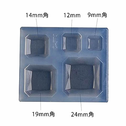 材質：シリコーンゴム 出来上がりサイズ：24mm角・19mm角・14mm角・12mm角・9mm角 UVレジンを使用した場合、硬化後取り外すと少し曇ります。また硬化時の熱の影響により表面に筋が入る場合があります。 一度硬化した後、UVレジンで表面をコーティングするときれいに仕上がります。研磨剤は使用できません。 ※シリコン素材は材質上20〜30回程度で使用できなくなります。使用できる素材/樹脂粘土・軽量粘土・オーブン粘土・レジン(筋が出る事があります。)※この型は鏡面仕上げではありません。使用できない素材/シリコーン素材 UVレジン液はこちらから レジンクラフト用注入器はこちらからネコポスご利用の場合は、配送方法選択時に「ネコポス」をご指定下さい。同種類の商品は6個まで同梱できますが、その他の商品との同梱はできません。※指定しない場合は、宅配便となります。※万一他の商品を一緒にご注文の場合は宅配便に変更させて頂きますのでご了承願います。5サイズのバリオン型が1つのモールドに。アクセサリーパーツにどうぞ。 ネコポスご利用の場合は、他の商品との同梱はできません。