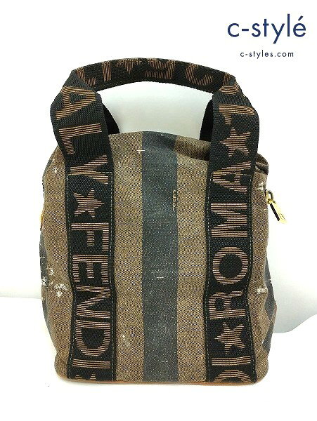 商品説明FENDI フェンディ ハンドバッグ ブラック×ブラウン ペカン柄 ストライプ 収納袋付き 商品詳細 ブランドFENDIカラーブラック×ブラウン実寸サイズ高さ:約22cm 横幅:約18cm マチ幅:約13cm 持ち手:約25cm商品状態ある程度の使用感やダメージのあるお品物です。擦れ、汚れ、イタミ等がございます。経年劣化により、表面がポロポロと剥がれ、黒っぽい粉が出ます。経年劣化によるベタつきがございます。上記の状態文は本体のみに関する記述となり、箱やパッケージ等は含まれておりません。予めご了承下さい。- 商品に関し気になる点はお気軽にご質問ください。- 画像に写っている物が全てとなっております。- ご利用の端末・モニターによっては実商品と画像の色味が異なって見えることがございます。予めご了承下さい。- 商品以外の撮影小物(ハンガー・トルソー等)は付属しません。- お客様より買取させて頂いた中古品となっておりますので、細かい状態を気になさる方はご購入をお控え下さい。在庫について在庫には限りがあり、ご購入後に商品がご用意出来ない可能性がございます。商品がご用意出来なかった場合はキャンセル・ご返金の対応となりますのであらかじめご了承ください。配送について - 沖縄本島以外・離島への発送はゆうパックでの発送となります。予めご了承下さいませ。 - 土日祝日は、当店定休日の為、商品発送は行っておりません。 - お取り置きは行っておりません。 - 海外発送のご対応は行っておりません。 - ご入金確認後、3営業日以内に発送を行います。 その他- 当店営業時間は平日のAM 10:00～12:00、PM 1:00～5:00となります。 (土日祝日にご連絡頂いた場合には、休み明けのご連絡となります。ご了承お願い致します。)- 長くお付き合い頂けるよう、スタッフ一同丁寧なお取引を心がけておりますので、皆様とのお取引楽しみにしておりますm(__)m
