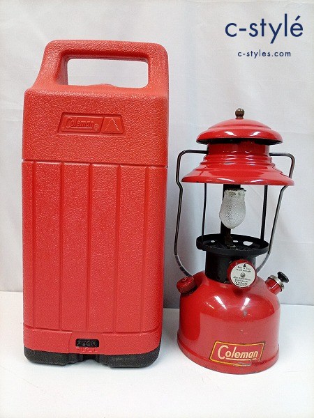 商品説明Coleman コールマン ランタン 200A 1952年8月製 ケース付属 グローブ無 商品詳細 ブランドコールマンカラーレッド実寸サイズ約13×13×32（h）cm商品状態ある程度の使用感やダメージのあるお品物です。点火動作未確認です。内容物は写真に写っているものですべてになります。現状でのお渡しになりますのでご了承の上ご入札ください。本体には、擦れ、キズ、汚れ等がございます。上記の状態文は本体のみに関する記述となり、箱やパッケージ等は含まれておりません。予めご了承下さい。- 商品に関し気になる点はお気軽にご質問ください。- 画像に写っている物が全てとなっております。- ご利用の端末・モニターによっては実商品と画像の色味が異なって見えることがございます。予めご了承下さい。- 商品以外の撮影小物(ハンガー・トルソー等)は付属しません。- お客様より買取させて頂いた中古品となっておりますので、細かい状態を気になさる方はご購入をお控え下さい。在庫について在庫には限りがあり、ご購入後に商品がご用意出来ない可能性がございます。商品がご用意出来なかった場合はキャンセル・ご返金の対応となりますのであらかじめご了承ください。配送について - 沖縄本島以外・離島への発送はゆうパックでの発送となります。予めご了承下さいませ。 - 土日祝日は、当店定休日の為、商品発送は行っておりません。 - お取り置きは行っておりません。 - 海外発送のご対応は行っておりません。 - ご入金確認後、3営業日以内に発送を行います。 その他- 当店営業時間は平日のAM 10:00～12:00、PM 1:00～5:00となります。 (土日祝日にご連絡頂いた場合には、休み明けのご連絡となります。ご了承お願い致します。)- 長くお付き合い頂けるよう、スタッフ一同丁寧なお取引を心がけておりますので、皆様とのお取引楽しみにしておりますm(__)m