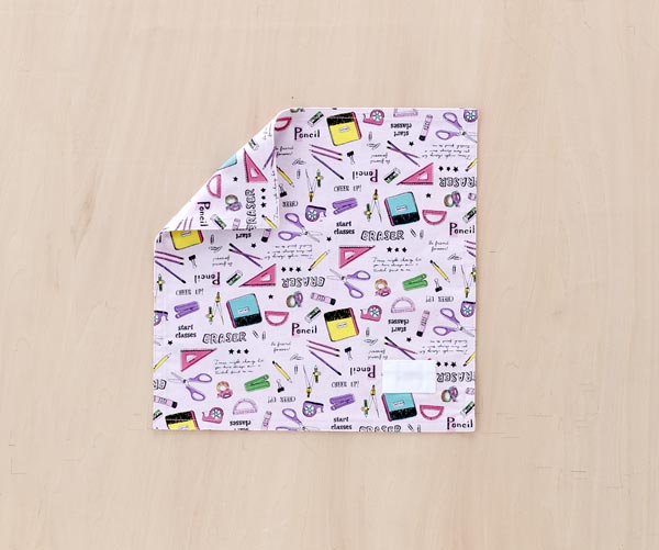 ランチョンマット 　ランチクロス 　縦25cm横25cm(正方形)　ピンク文房具　子供・キッズ用　小さめ　名札（氏名票）つき　ネーム　幼稚園・小学校・給食用ナフキン　裏地あり　入園・入学準備