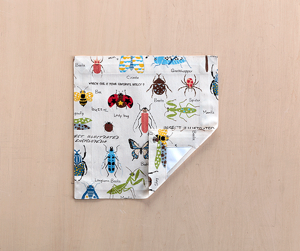 ランチョンマット ランチクロス 25cm×25cm（正方形）生成り昆虫 額縁仕立て 子供・キッズ用 小さめ 名札（氏名票）つき ネーム 幼稚園・小学校・給食用ナフキン 布製 入園・入学準備