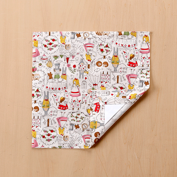 ランチョンマット 　ランチクロス　25cm×25cm（正方形）★白地にアリス風お人形柄938★　 額縁仕立て　子..