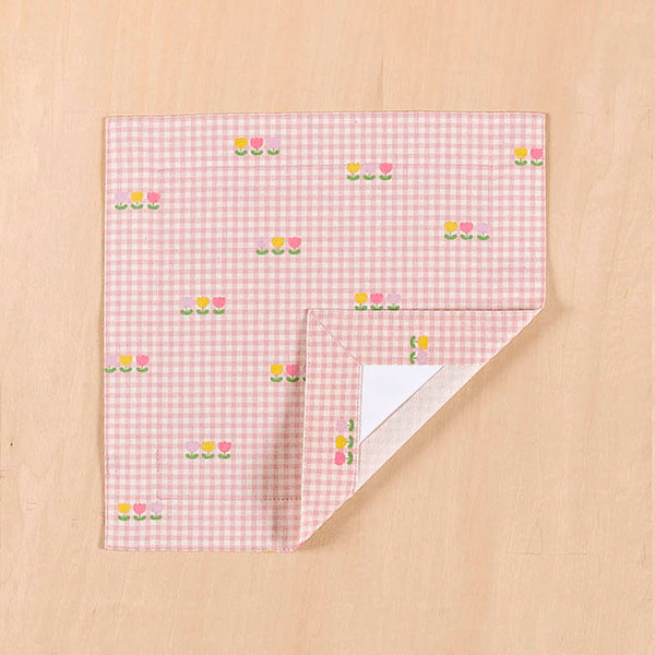 ランチョンマット 　ランチクロス　25cm×25cm（正方形）●ピンクの格子に3色の小さいちゅーりっぷ　903●..