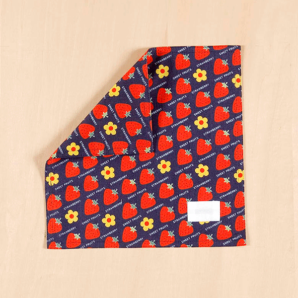 ランチョンマット 　ランチクロス 　縦25cm横25cm(正方形)　●紺地に苺と黄色の花 908●　子供・キッズ用..