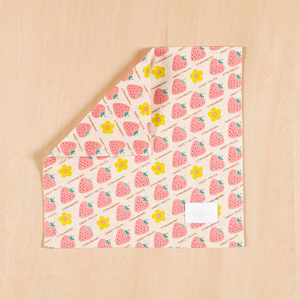 ランチョンマット 　ランチクロス 　縦25cm横25cm(正方形)　●白地にピンクの苺と黄色の花 910●　子供・..