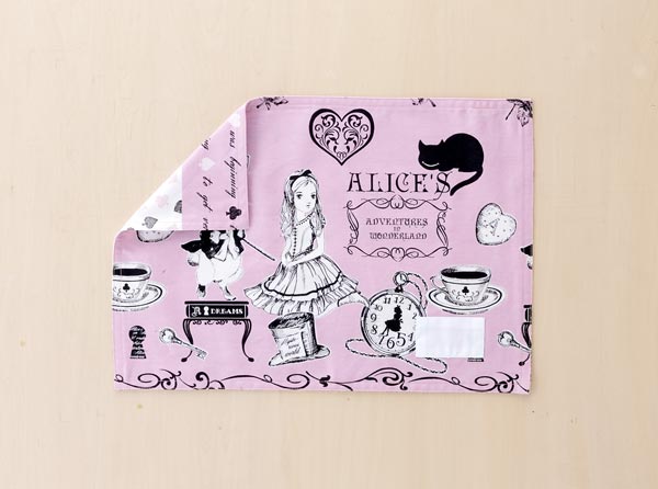 ランチョンマット 　ランチクロス 　縦26cm横37cm　ローズピンクのアリス　子供・キッズ用　名札（氏名..