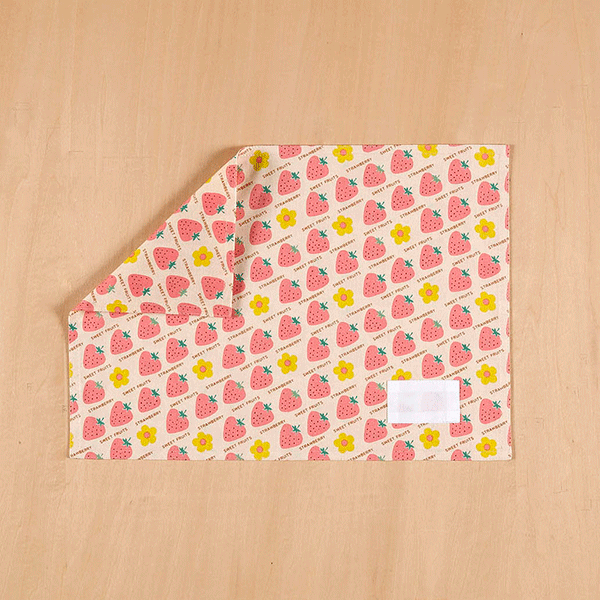 楽天COTTON　SYNDICATEランチョンマット 　ランチクロス 　縦26cm横37cm　●白地にピンクの苺と黄色の花 910●　子供・キッズ用　名札（氏名票）つき　ネーム　幼稚園・小学校・給食用ナフキン　裏地あり　入園・入学