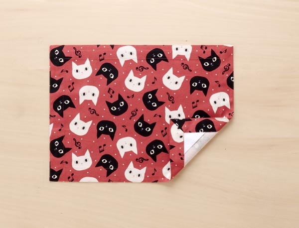 ランチョンマット 　ランチクロス　縦30cm横40cm茜色ネコ動物 額縁仕立て　子供・キッズ用　名札（氏名..