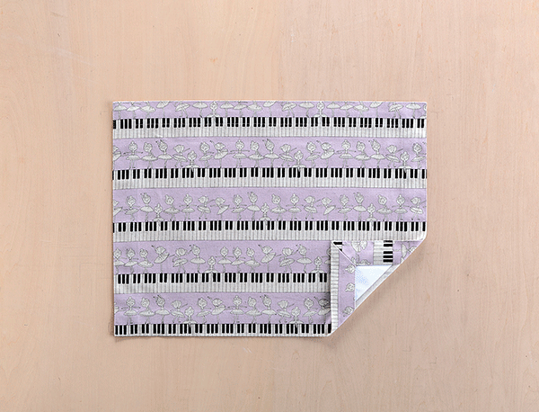 楽天COTTON　SYNDICATEランチョンマット 　ランチクロス　縦30cm横40cm 紫バレリーナとピアノ 額縁仕立て　子供・キッズ用　名札（氏名票）つき　ネーム　幼稚園・小学校・給食用ナフキン　布製　入園・入学準備