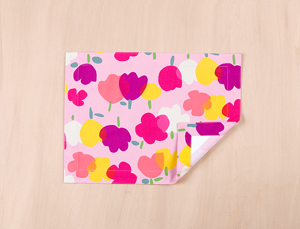 ランチョンマット 　ランチクロス　縦30cm横40cm ピンクに大きな花 額縁仕立て　子供・キッズ用　名札（氏名票）つき　ネーム　幼稚園・小学校・給食用ナフキン　布製　入園・入学準備