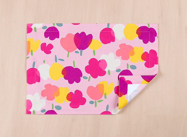 ランチョンマット 　ランチクロス　縦32cm横46cm ピンクの大きな花 額縁仕立て　子供・キッズ用　名札..