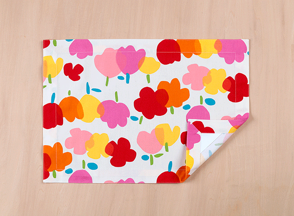 ランチョンマット 　ランチクロス　縦32cm横46cm 生成りに大きな花 額縁仕立て　子供・キッズ用　名札..