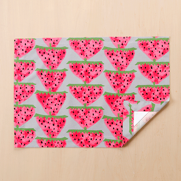 ランチョンマット 　ランチクロス　32×46 ★ブルーグレーの地色に大きなピンクの苺940★ 額縁仕立て　子..