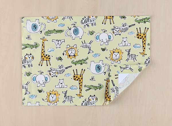 ランチョンマット 　ランチクロス　縦32cm横46cm グリーン動物 額縁仕立て　子供・キッズ用　名札（氏..