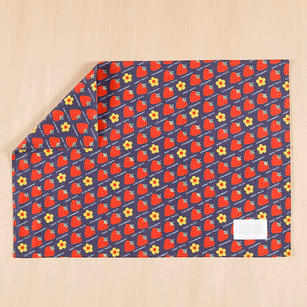 楽天COTTON　SYNDICATEランチョンマット 　ランチクロス 　縦35cm横50cm　●紺地に苺と黄色の花 908●　子供・キッズ用　机サイズ　名札（氏名票）つき　ネーム　幼稚園・小学校・給食用ナフキン　裏地あり　入園・入学準備