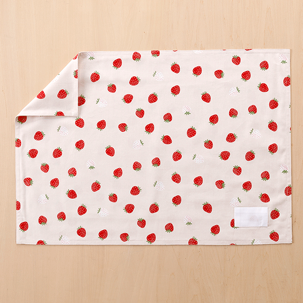 ランチョンマット 　ランチクロス 　縦35cm横50cm　★生成り地に赤と白の苺 933★　子供・キッズ用　机サ..