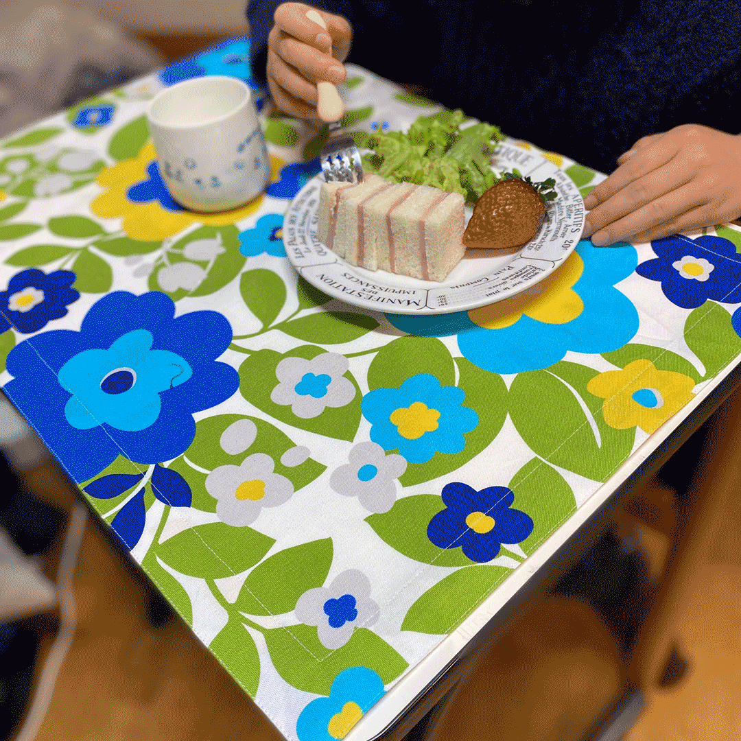 ランチョンマット 　ランチクロス 　縦40cm横60cm(40×60)　ブルーの大きな花　子供・キッズ用　名札（..