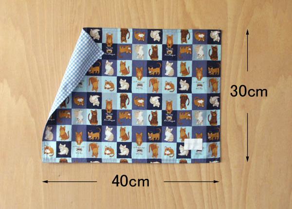 Rakuten - ランチョンマット 　ランチクロス 　縦30cm横40cm　青ねこのプリント　子供・キッズ用　名札（氏名票）つき　ネーム　幼稚園・小学校・給食用ナフキン　裏地あり　裏は青と白のギンガムチェック　入園・入学