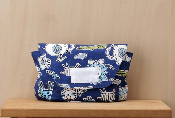 大きなかぶせ型のお弁当入（ランチボックス）　横入れふた型（フラップタイプ）封筒型　面ファスナーつ..