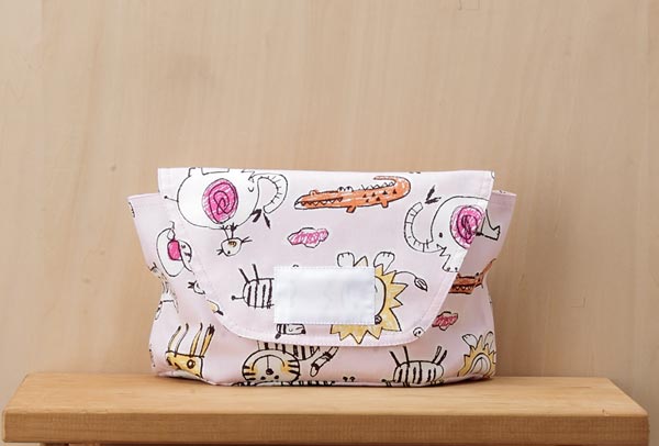 大きなかぶせ型のお弁当入（ランチボックス）　横入れふた型（フラップタイプ）封筒型　面ファスナーつ..