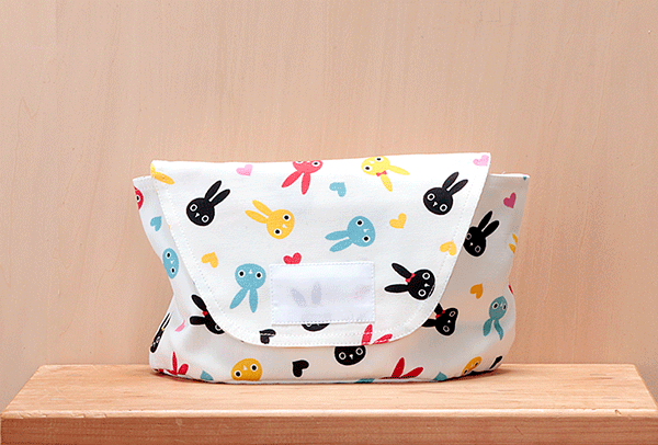 大きなかぶせ型のお弁当入（ランチボックス）　横入れふた型（フラップタイプ）封筒型　面ファスナーつ..