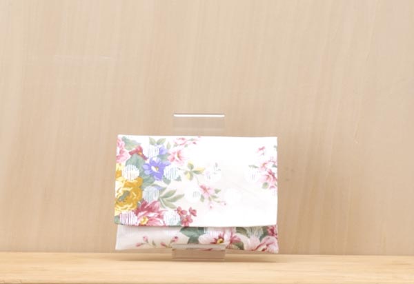 白地に花束683大人にも便利なポケットティッシュ入れ入れるところが2つあります。ひとつにはポケットティッシュ、もうひとつにはばんそうこなどを入れておくと便利です。綿100% 氏名票つきティシュいれ⇒　