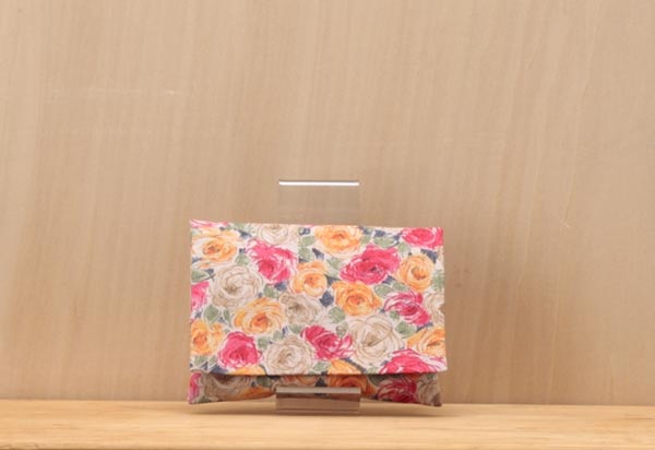 オレンジ花694大人にも便利なポケットティッシュ入れ入れるところが2つあります。ひとつにはポケットティッシュ、もうひとつにはばんそうこなどを入れておくと便利です。綿100% 氏名票つきティシュいれ⇒　