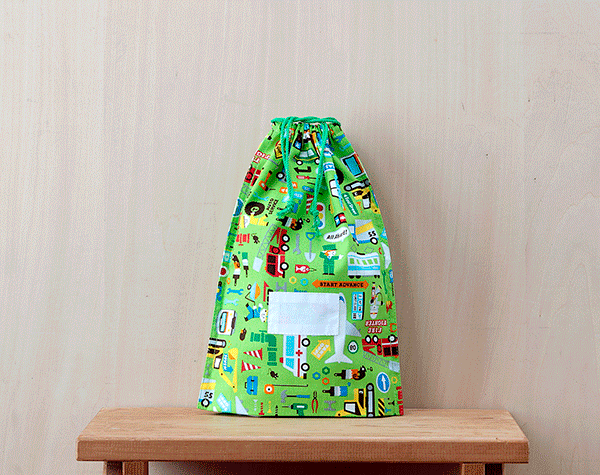 氏名票つきはし袋 Lサイズランチョンマットとはし箱がいっしょに入れられますいろいろな車、ひこうき、電車道具など男の子が大好きなものいっぱいのプリントグリーン 811