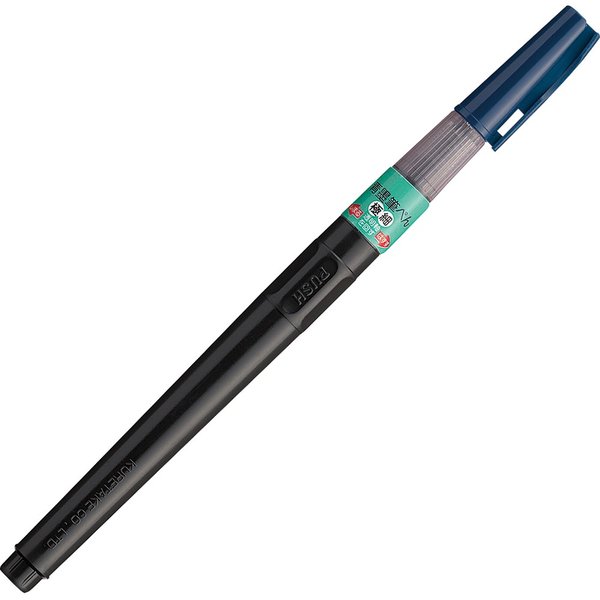 柔らかで落ちついた、本物の青墨のような色合いの筆ペンです。　 特殊毛材の穂先はまとまりがよく、復元性に優れ耐久性があります。　 乾くと水に流れない水性顔料インクを使用しています。　 絵てがみ輪郭線、文字書き等に。　 細字、毛筆タイプ　 カートリッジ式。　商品パッケージサイズ：約 W45×D13×H235mm 【使用方法】 1.透明軸を、「はずす」の矢印方向に回して外し黄色のリングを取り除いてください。再び透明軸を「しまる」の矢印方向に回して、しっかりカートリッジにネジ込んでください。 2.キャップを外し、穂先を下に向け、カートリッジの”PUSH”部分をゆっくりと押してインキを穂先に送り、試し書きをして穂先をならしください。 【原材料】 水性顔料インキ 毛筆・極細 【注意事項】 ご使用後は必ずキャップをかたくしめてください。 キャップは透明軸を持ってはずしてください。カートリッジを強く持ってはずすと、インキが吹き出る事があります。 必要以上にカートリッジを押して、インキを出すと、ボタ落ちする事があります。必ず試し書きをしてからご使用ください。 落としたり、振ったりすると、インキがもれる場合があります。 衣服などにインキが付くと、落ちませんので充分注意してください。 穂先の乾燥により、インキの流れが悪くなったり、穂先がワレるような事がありましたら、透明軸をぬるま湯につけてください。 幼児の手の届かない所に保管してください。 穂先を上向きにして保管してください。 直射日光の当たる場所や高温となる場所での保管は避けてください。 筆記および描画以外には使用しないでください。 【製造国・原産国】 日本