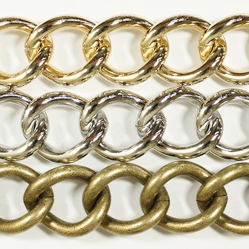 こちらは基本的に真鍮製のろう付け（溶接）無しのチェーンになります。チェーンの1コマ1コマをろう付けしていないので、細いチェーンは切れてしまうこともあります。その代わり後でチェーンをつないだり、チェーンのコマをはずしてパーツで使用したりと、使...