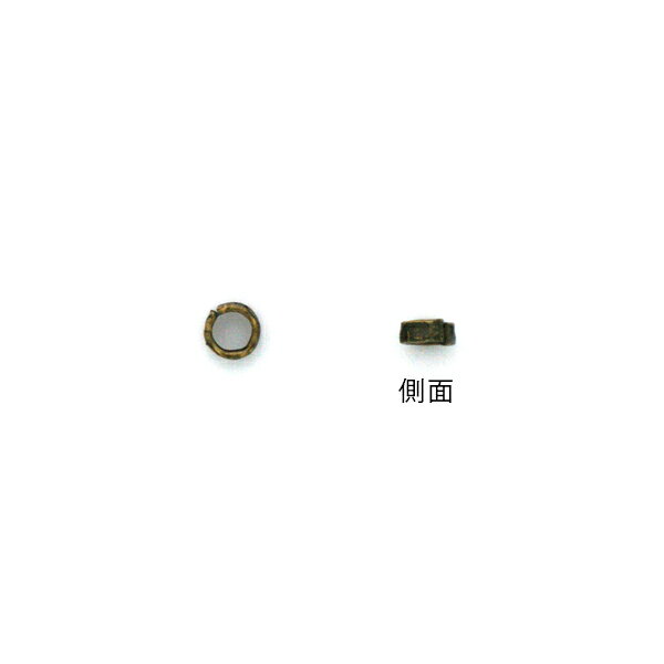 デザインリングパーツです。アクセサリーのアクセントに。 【カラー】　アンティークゴールド 【サイズ】　内径：約0.6cm、外径：約0.9cm、幅：約0.1cm 【数量】　5個 ※画像の色味は、ディスプレイやモニターの関係で実際とは異なって見える場合もございますのでご了承ください。