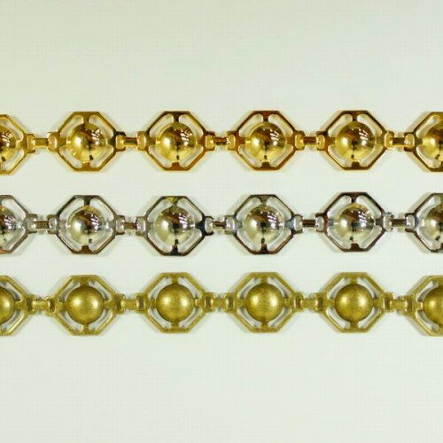 こちらは真鍮製のプレスチェーンで、プレスの機械で1つ1つのパーツを抜き、それを手作業（ハンドメイド）で組み立てたチェーンになります。パーツ自体がプレスで出来ているのでとても薄くて軽いのが特徴になっていますが、裏表があるチェーンも多いので注意...