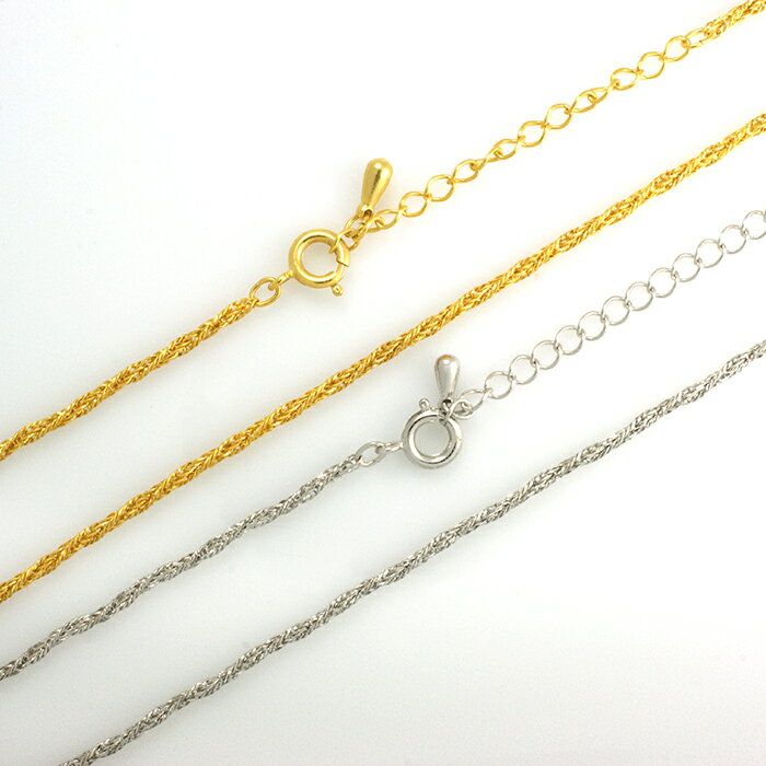 フォックステールチェーン(アジャスター付)のネックレスになります。 プチペンダントなどによく使用される商品になります。 【サイズ】 ネックレス全長：約67cm チェーン長さ：約60cm、幅：約2mm 引き輪：約7mm アジャスター：約50mm つゆ玉全長：約7.4mm 【カラー】 ゴールド ロジウムカラー 【素材】 チェーン：真鍮製 その他パーツ：真鍮製 ※チェーンの幅などはロットによって変わることがあります。 あらかじめご了承下さい。 ※掲載商品の在庫について 掲載商品につきましては、一部店頭在庫（実店舗）と共有している商品がございます。 「在庫有り」の表示があっても、ご注文後に欠品が発生する場合がございます。 完売や欠品の場合は早急に納期を連絡させて頂きますのであらかじめご了承ください。